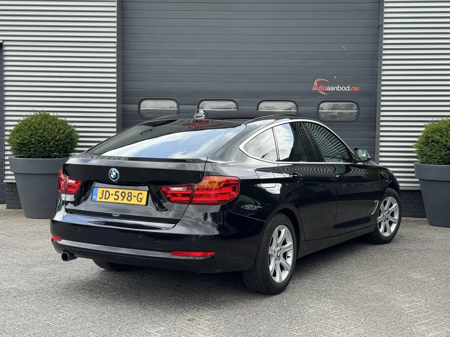 BMW 320 3-serie Gran Turismo 320i Centennial High Executiv Zwart - 2