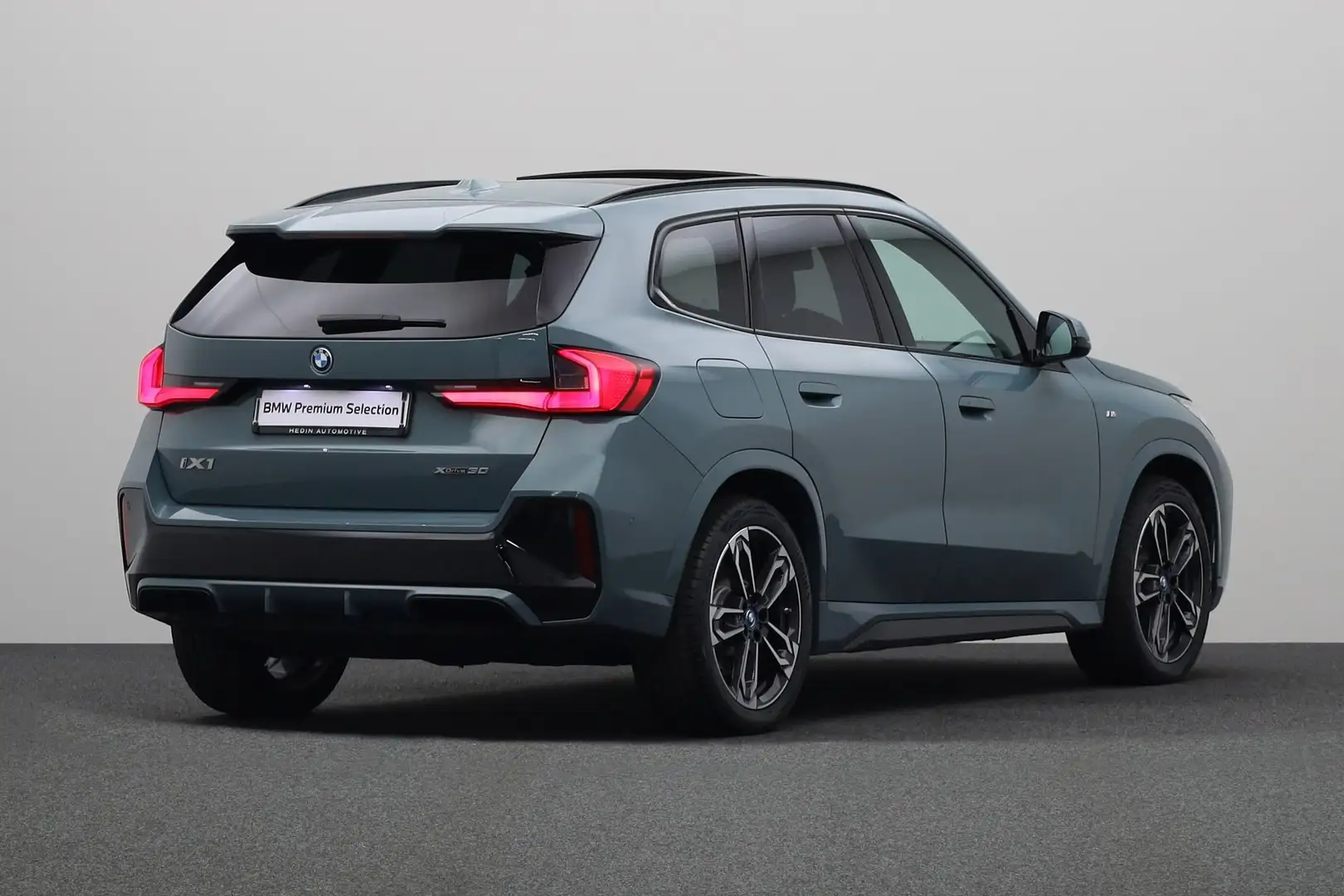 BMW iX1 xDrive30 Launch Edition 67 kWh | M-sport Shadow Li Groen - 2