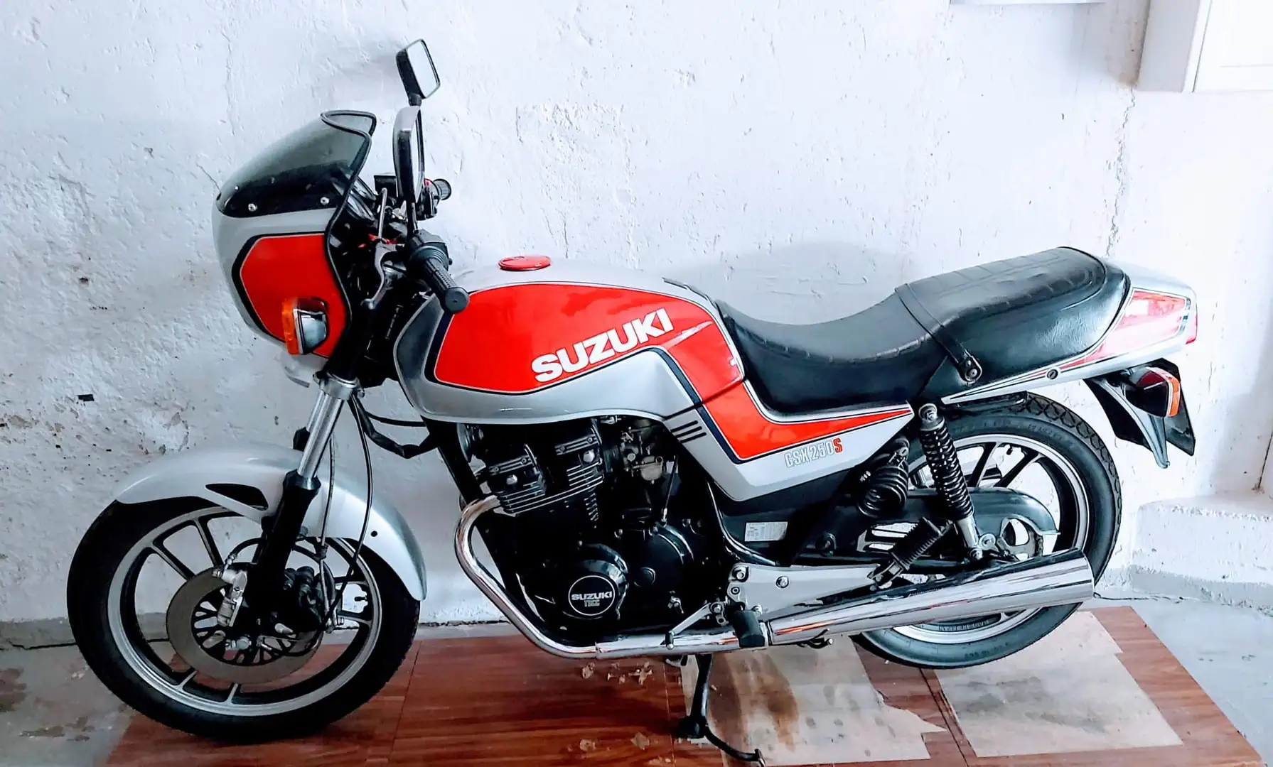 Suzuki GSX 250 S Fehér - 1