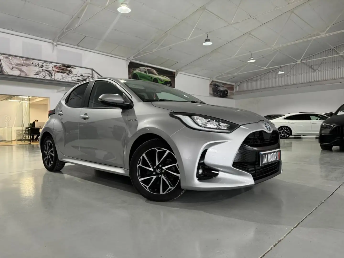 Toyota Yaris 120H 1.5 Style Grau - 2