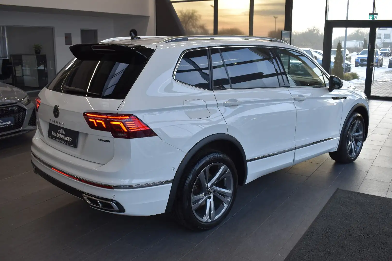 Volkswagen Tiguan Allspace 2.0TSI 4Motion R-Line IQ~Virtual Blanc - 2