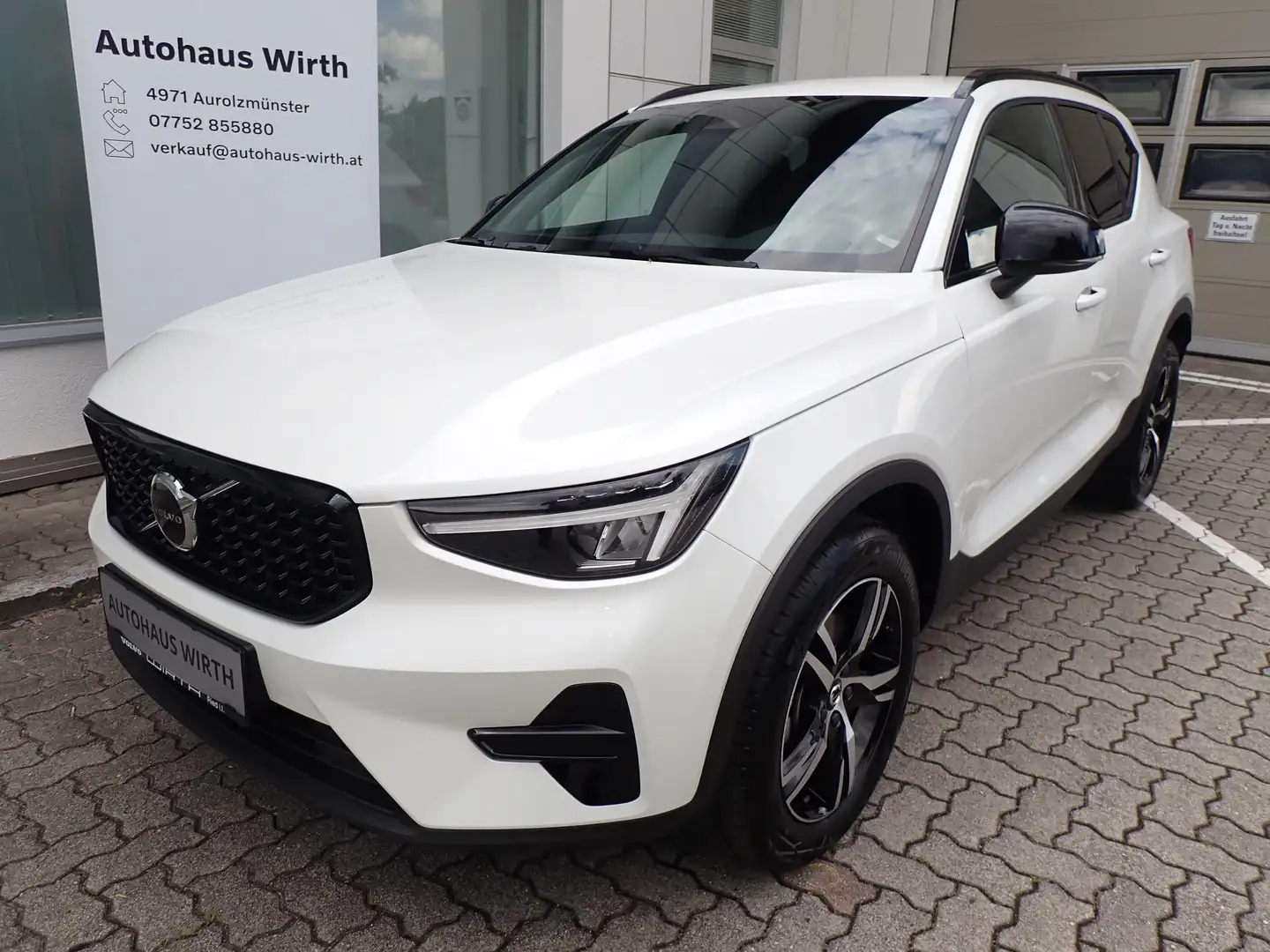 Volvo XC40 B3 Plus Dark Aut. /Pixel-LED/Fahrerass./Connect Weiß - 1
