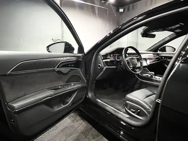 Audi A8 view 10