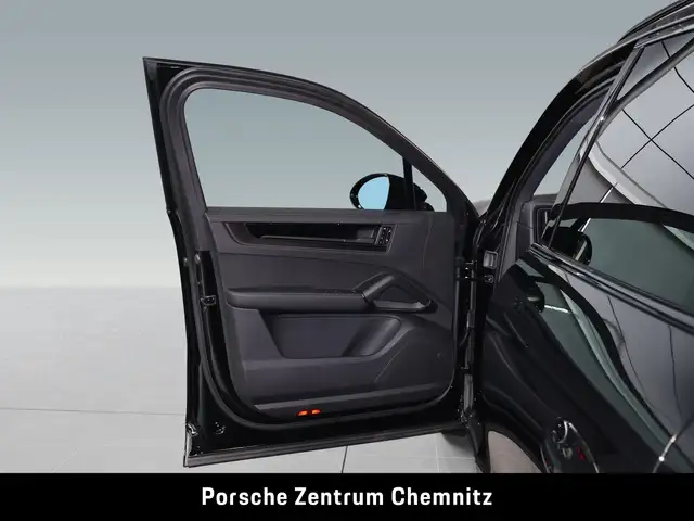 Porsche Cayenne view 10