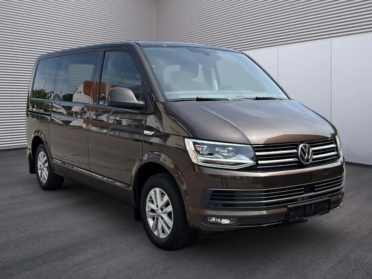 Volkswagen T6 Multivan Comfortline 5 Türer DSG Brun - 1
