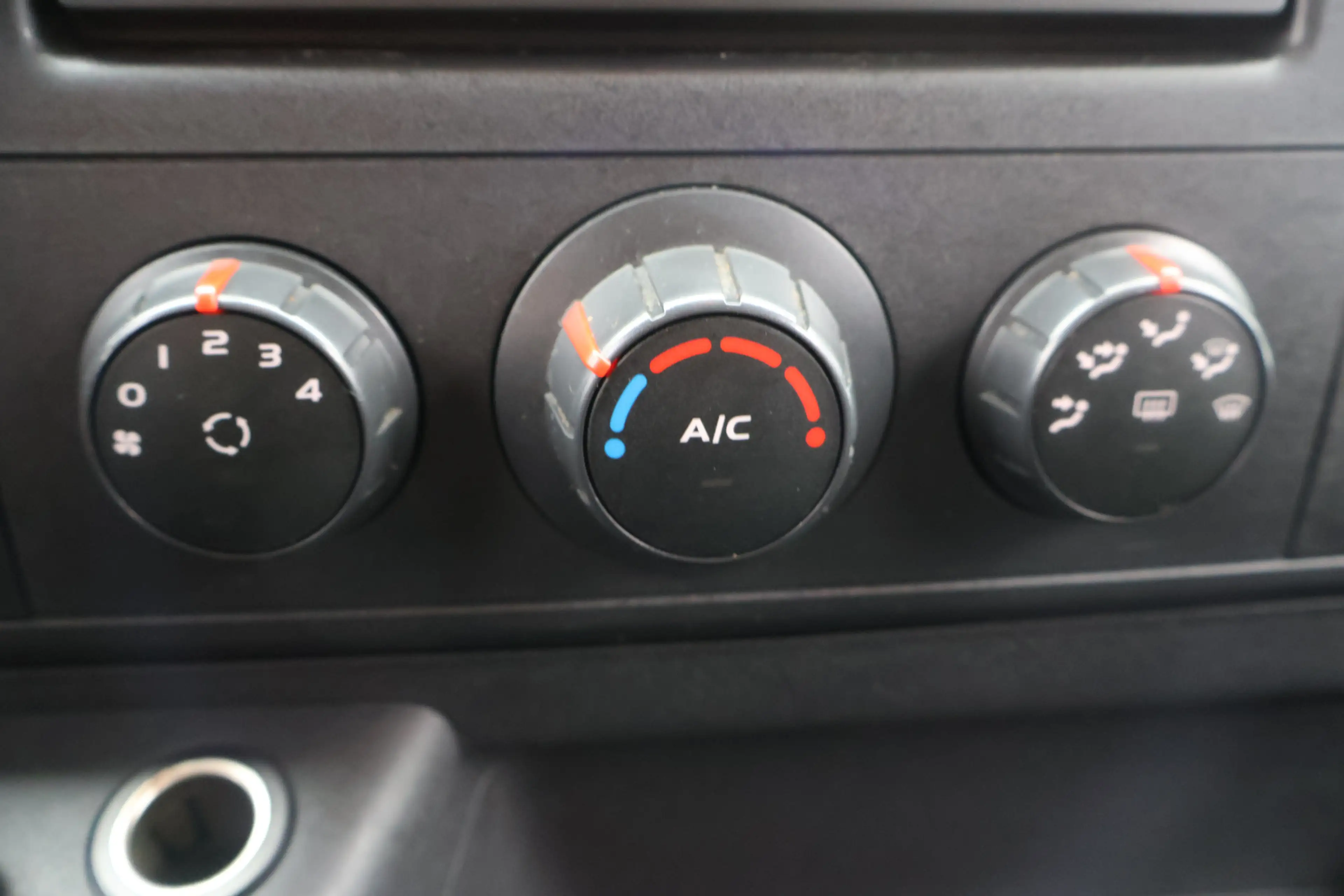 Renault Master 2.3 dCi L1 H2 — photo 22