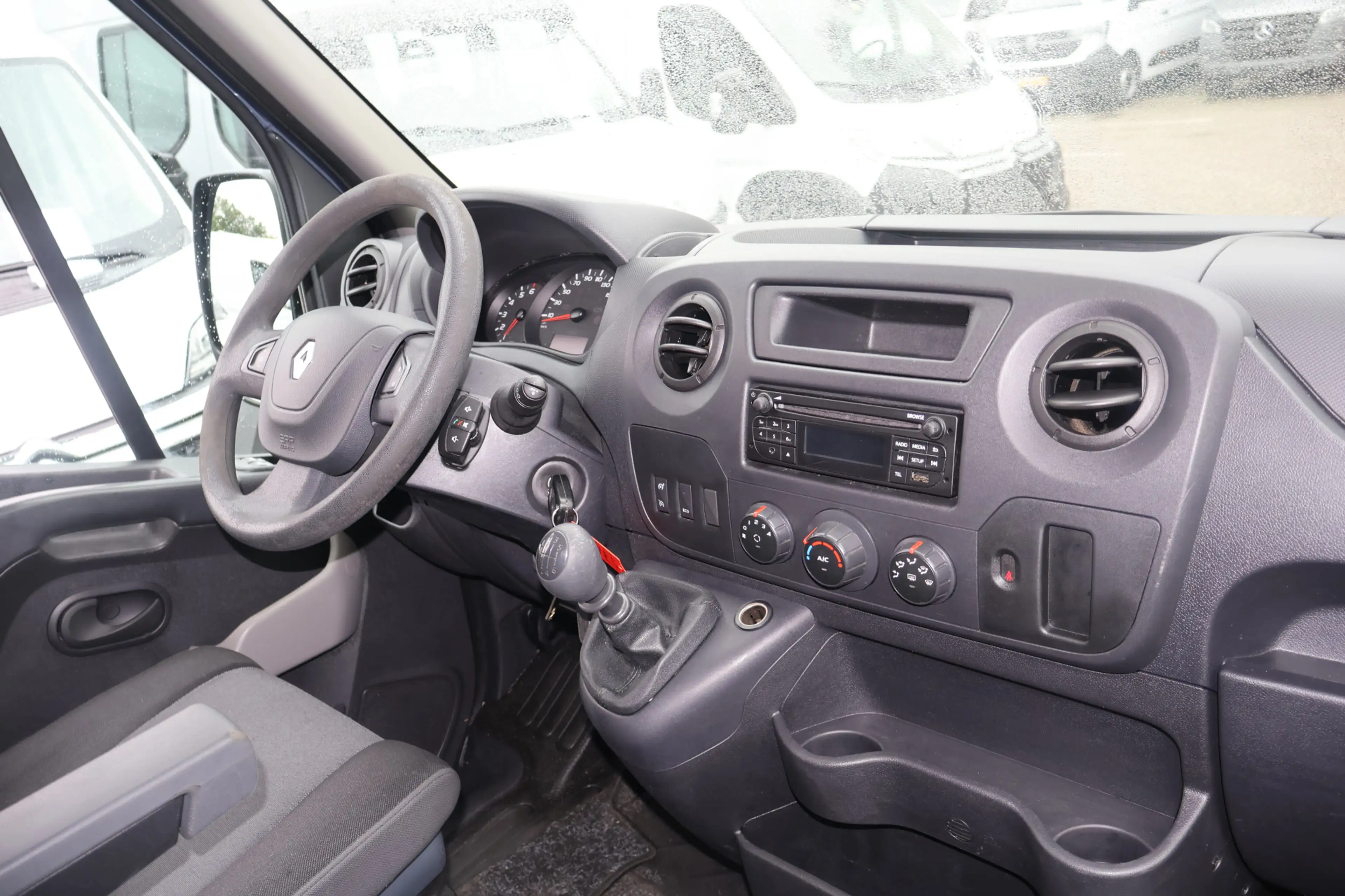 Renault Master 2.3 dCi L1 H2 — photo 28