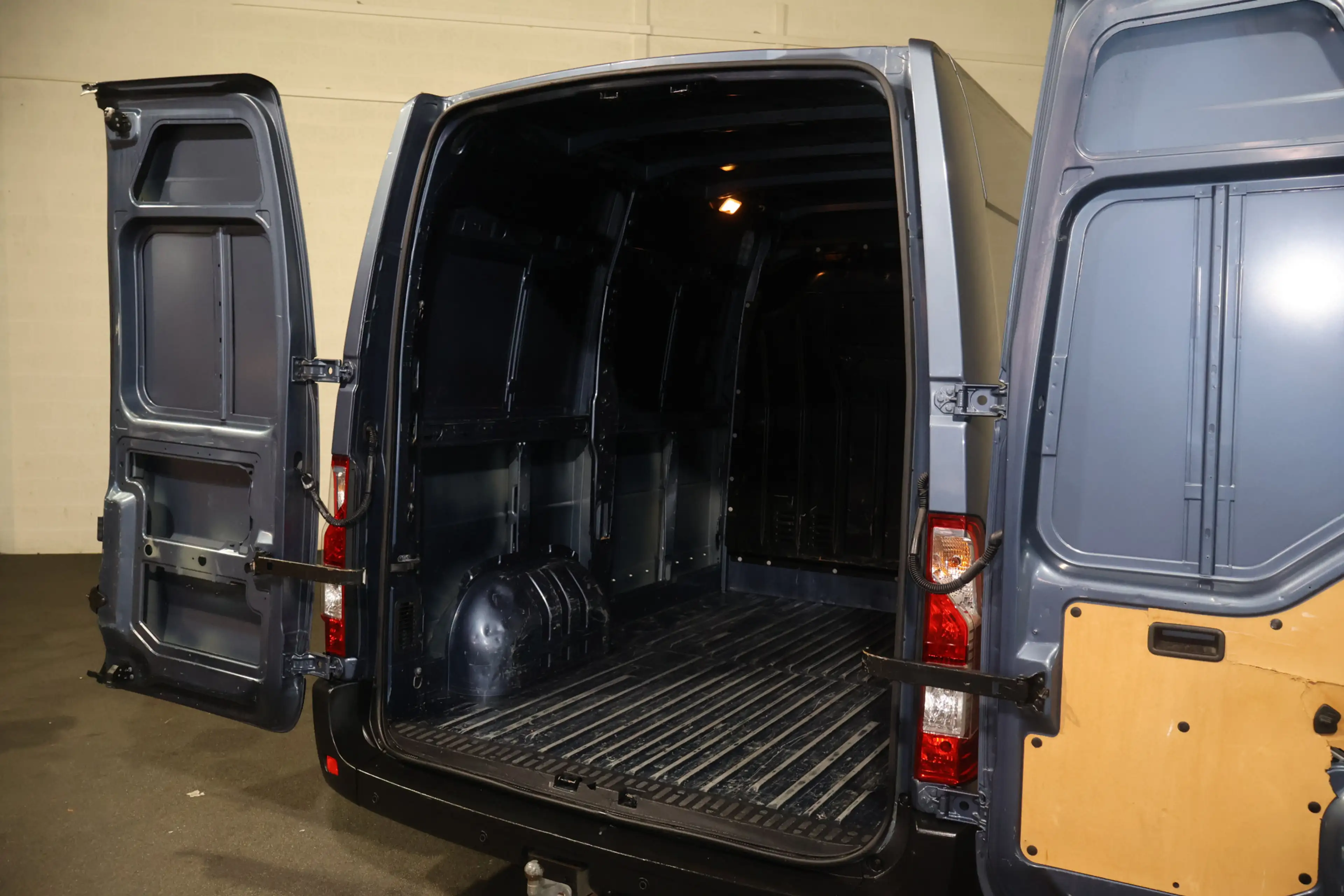 Renault Master 2.3 dCi L1 H2 — photo 13