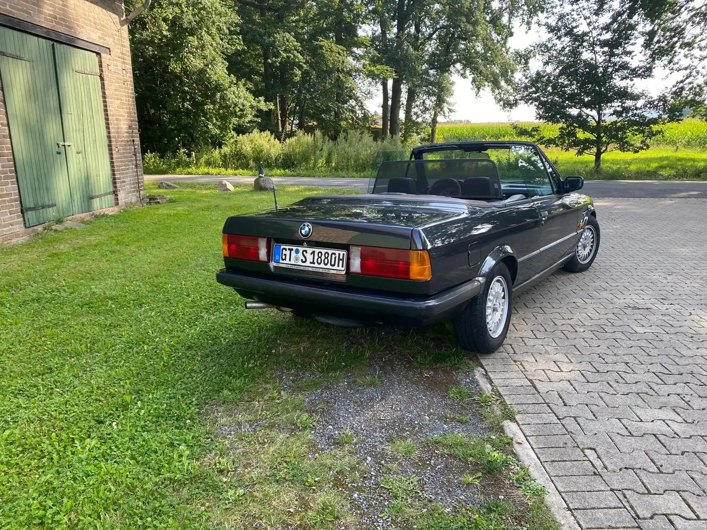 BMW 320 320i Schwarz - 1
