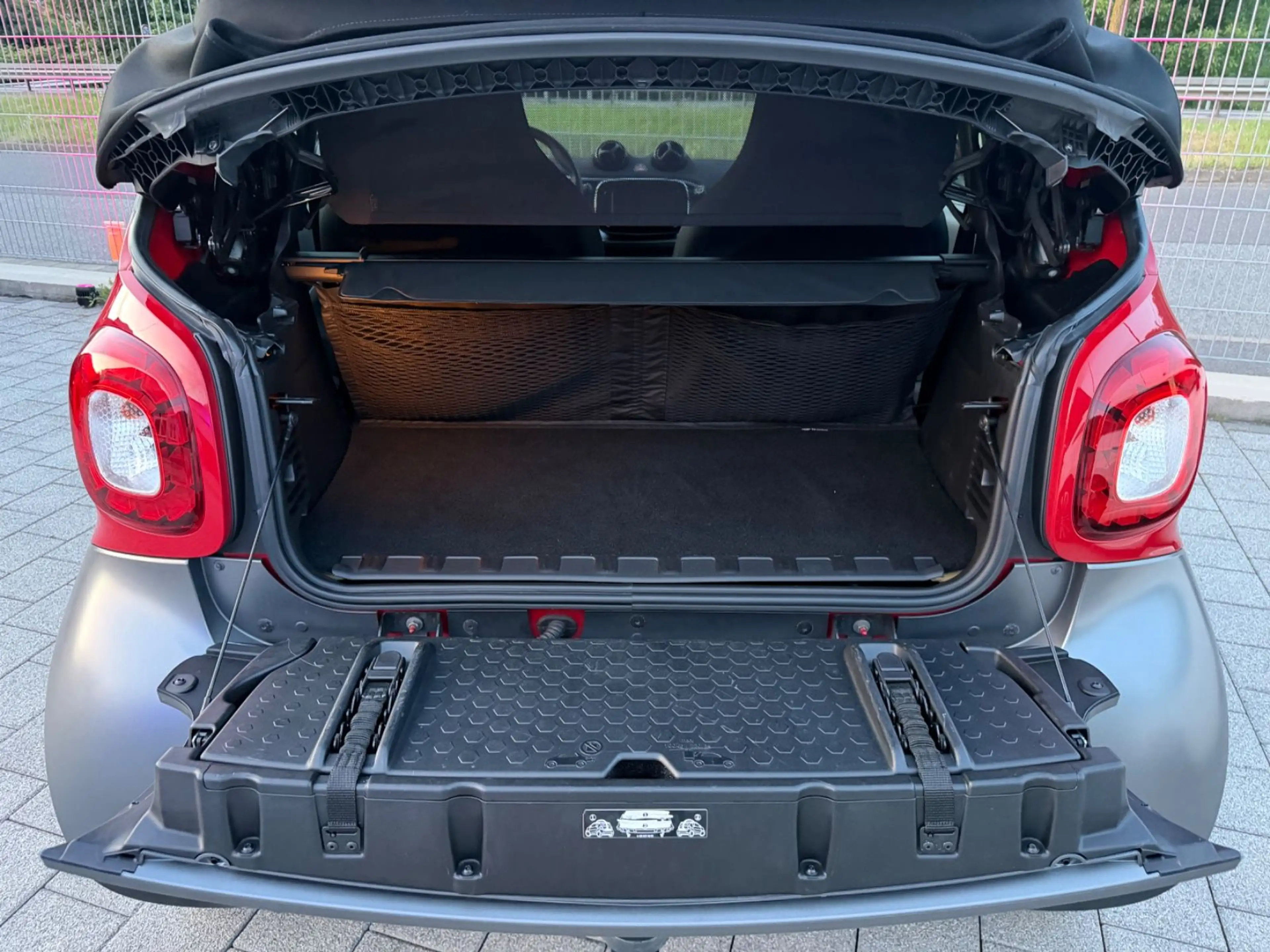 smart forTwo fortwo cabrio Mattgrau AHK Alpine Navi LED — photo 17