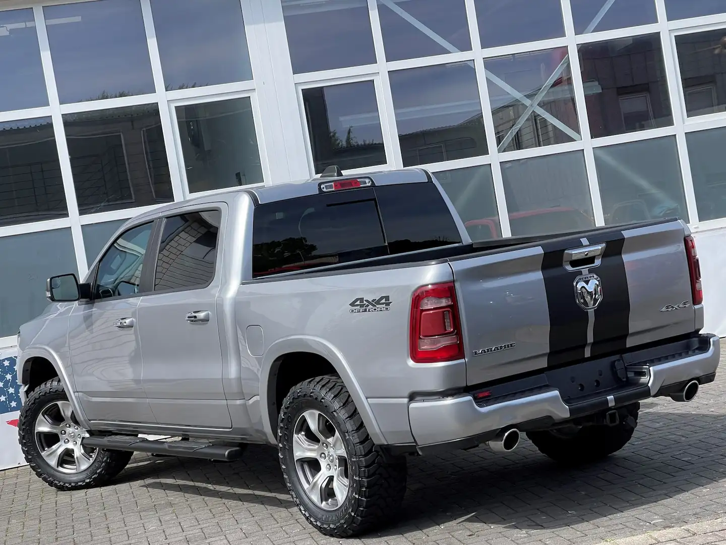 Dodge RAM 1500 Laramie 5,7L 4x4 LED PDC Leder Memory Plateado - 2