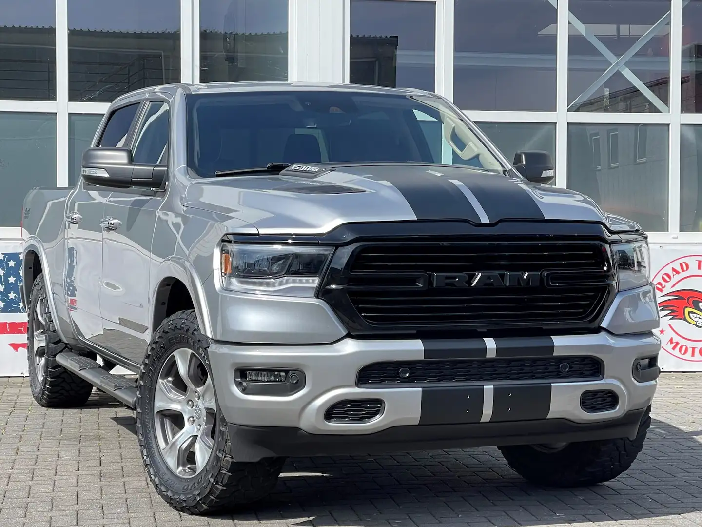 Dodge RAM 1500 Laramie 5,7L 4x4 LED PDC Leder Memory Plateado - 1