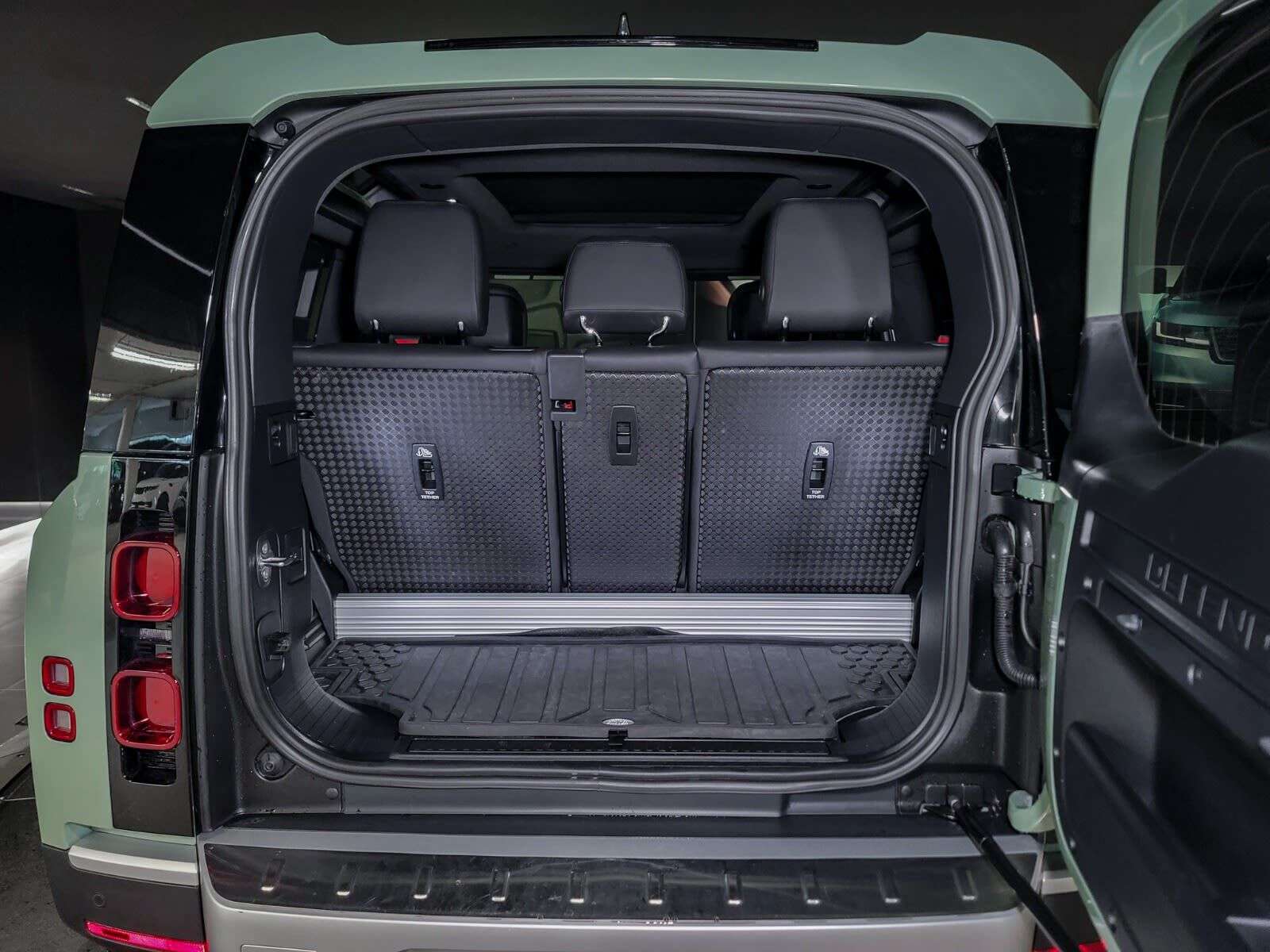 2023 Land Rover Defender 75th Edition | Tow Hitch Receiver | Sunroof | Navi thumb 22