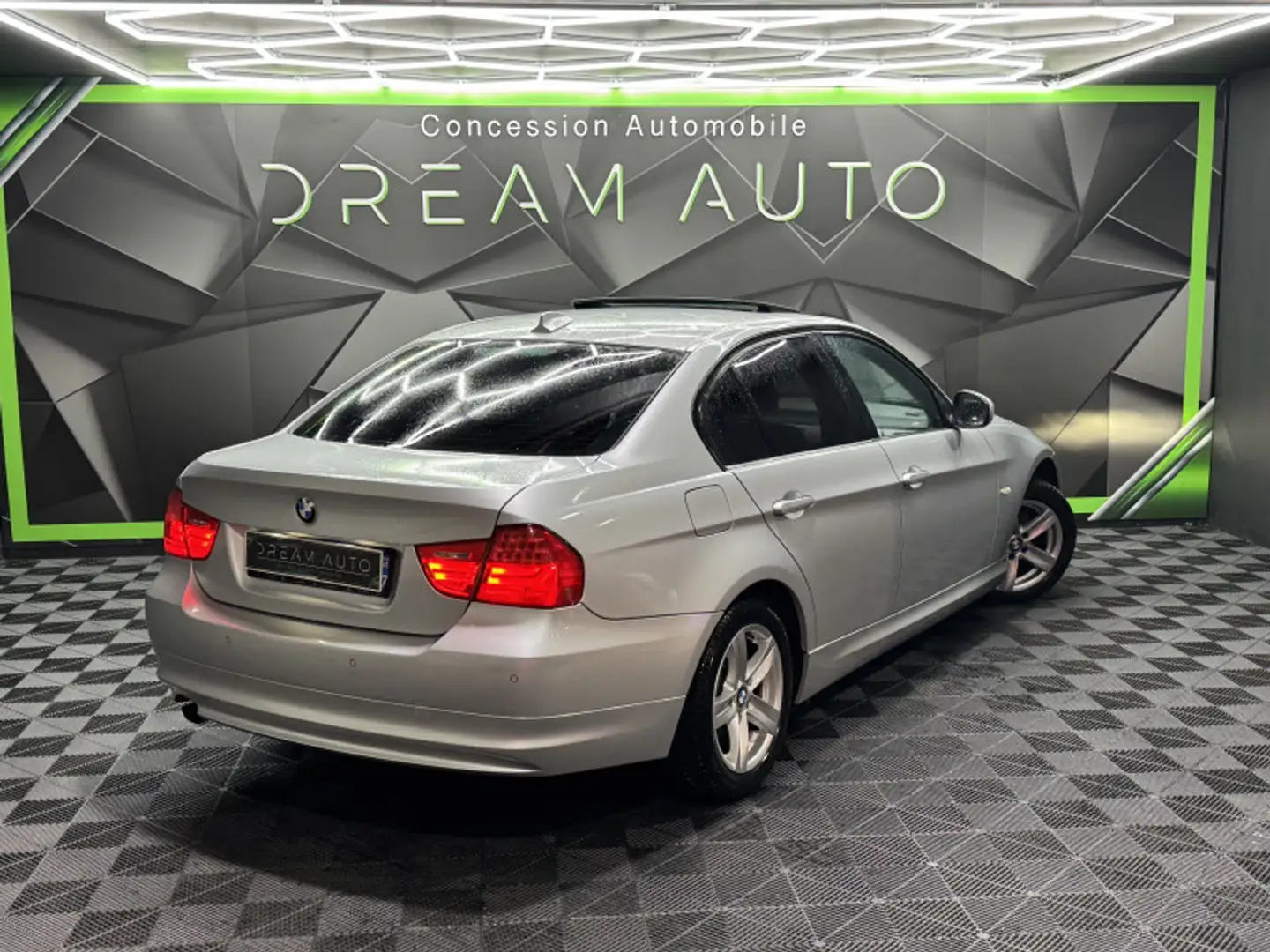 BMW 318 (E90) 318D 143CH EDITION EXECUTIVE Grijs - 2