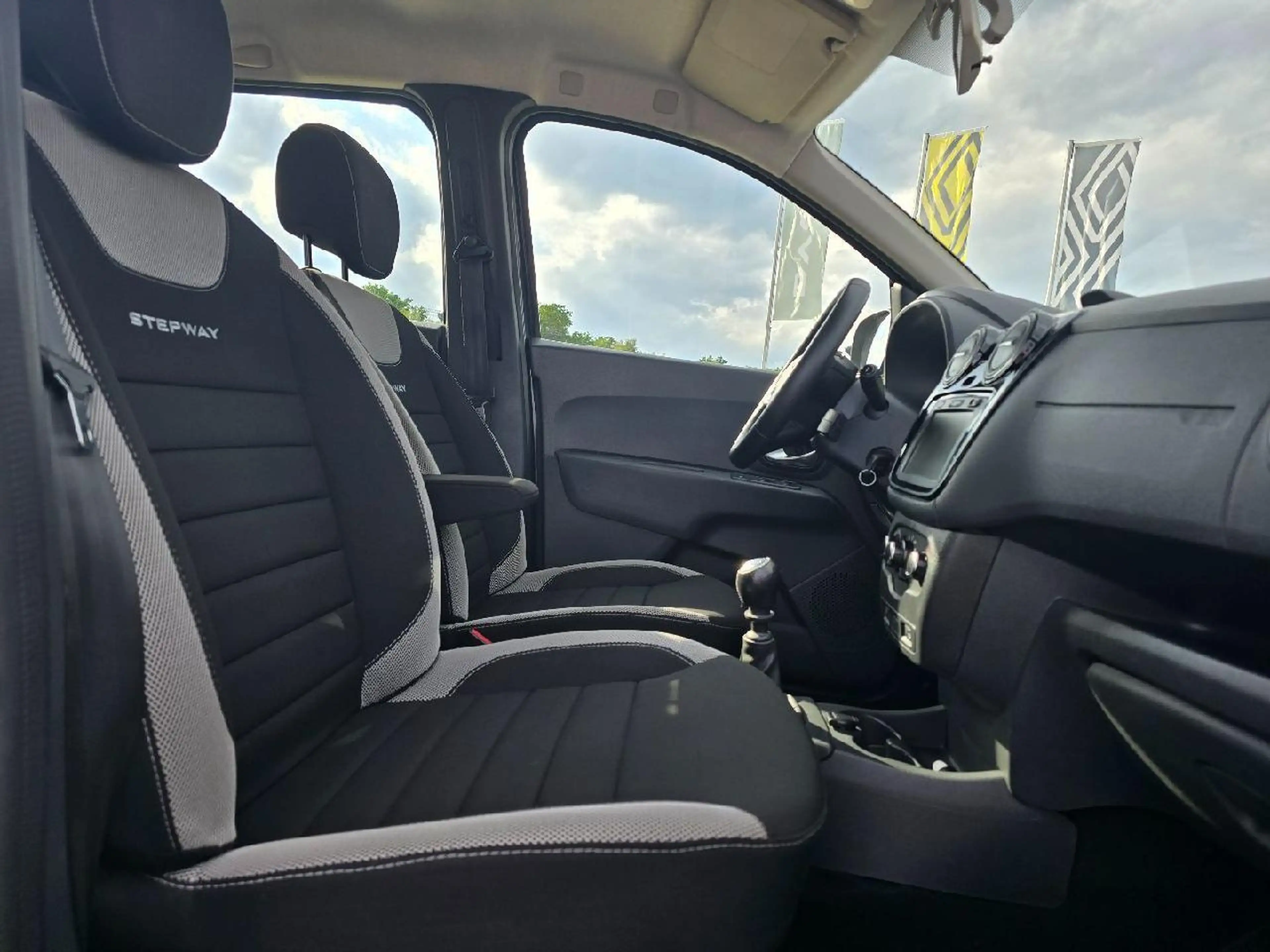 Dacia Lodgy Stepway Selection Blue dCi 115 7-Sitzer — photo 6