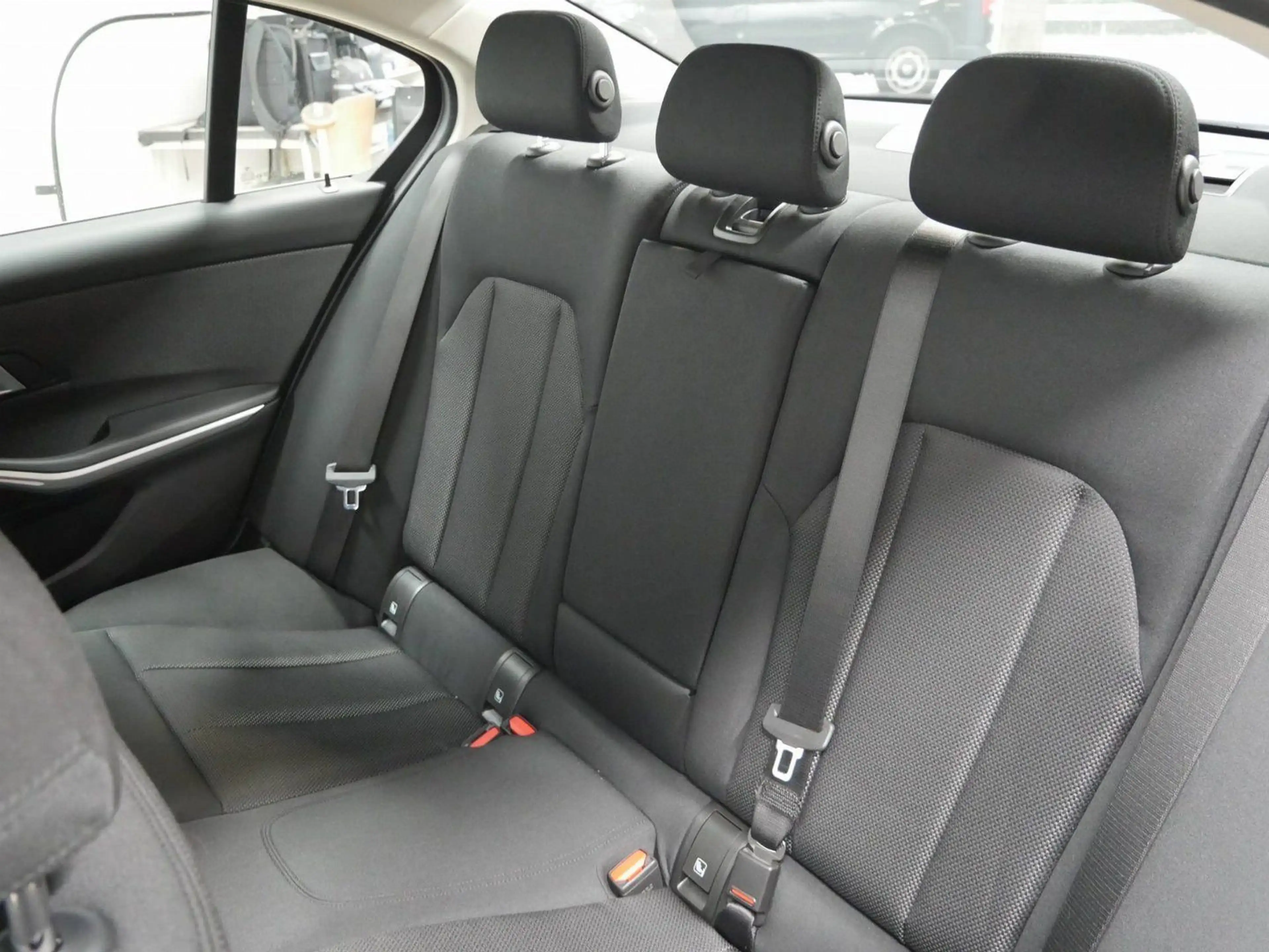 BMW 318 i Limousine Step*KomfZg*Head-up*Kamera*DrivAs — photo 5