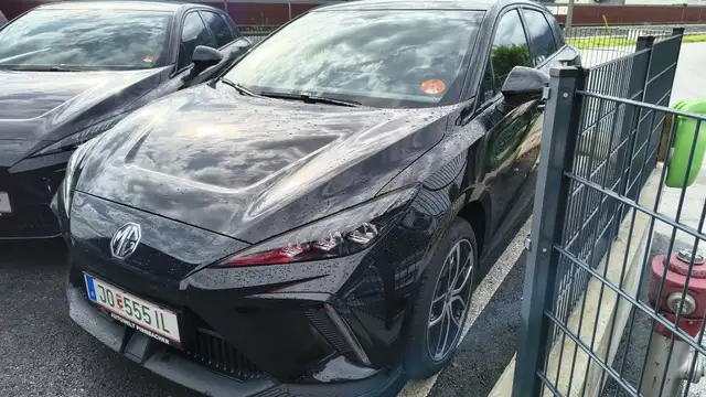 MG MG4 Trophy Extended Range 77kWh Leder Schwarz