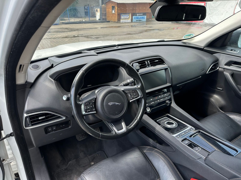 Jaguar F-Pace F-PACE Prestige AWD — photo 11