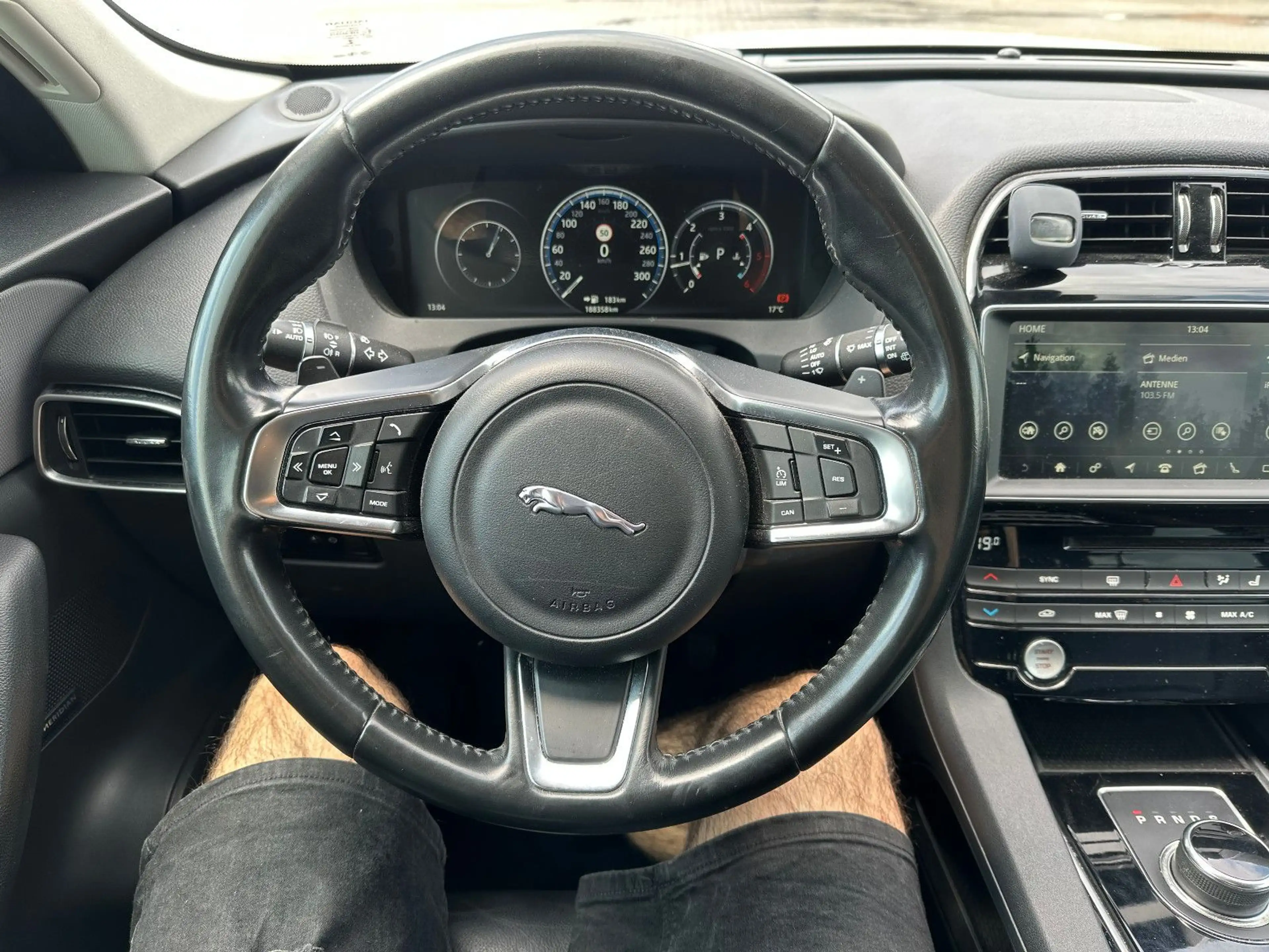 Jaguar F-Pace F-PACE Prestige AWD — photo 13