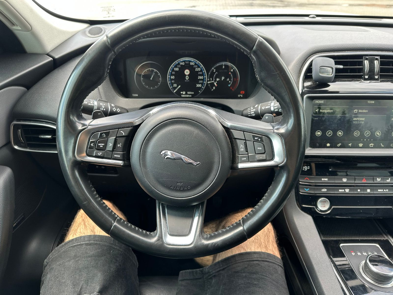 Jaguar F-Pace F-PACE Prestige AWD — photo 13