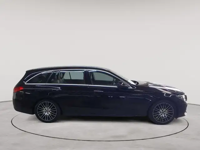 Mercedes-Benz 220 view 3
