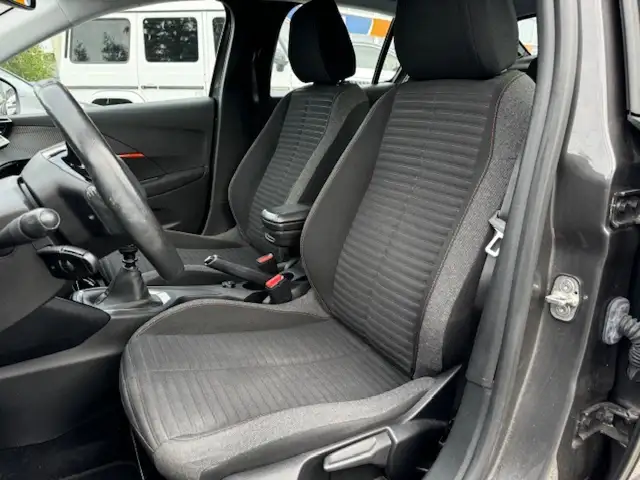 Peugeot 208 view 5