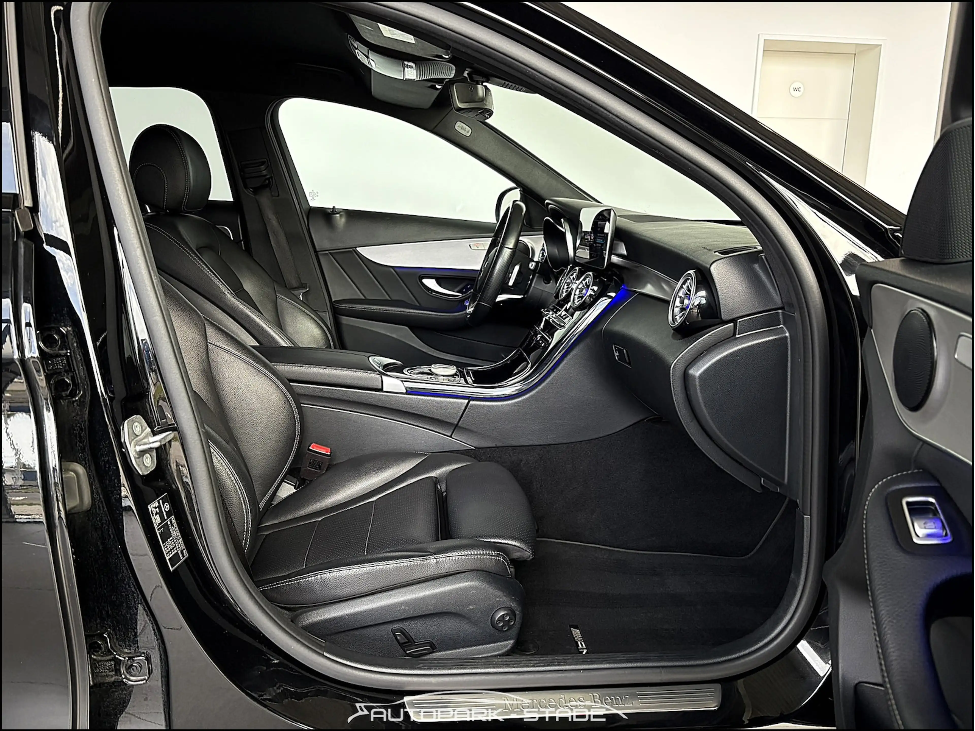 Mercedes-Benz C 220 d AMG C43 Umbau LED Comand Ambient Leder — photo 10