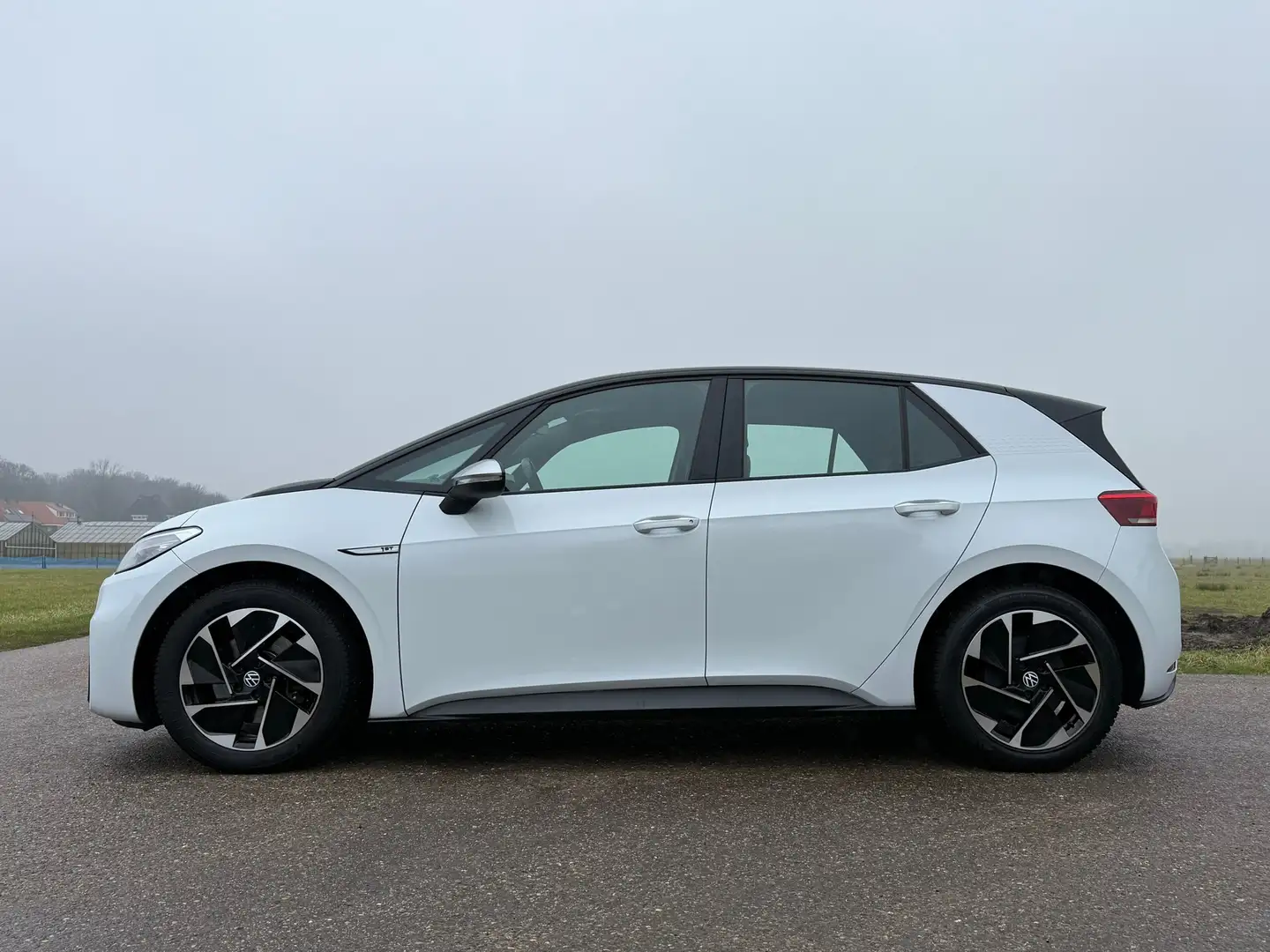 Volkswagen ID.3 First Plus 58 kWh / 150 kW/204 PK / Elektrisch / A Weiß - 2