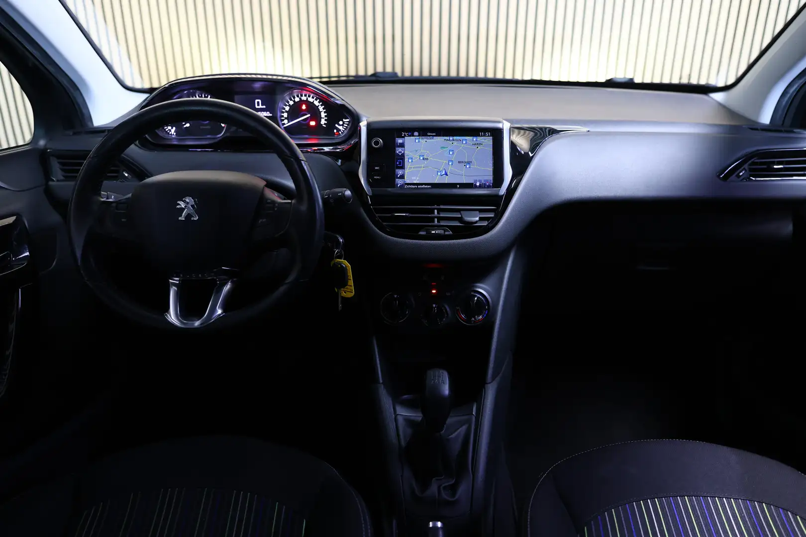 Peugeot 208 1.2 PureTech Urban Soul 2eEIG NAVI BT PDC CRUISE A Grijs - 2