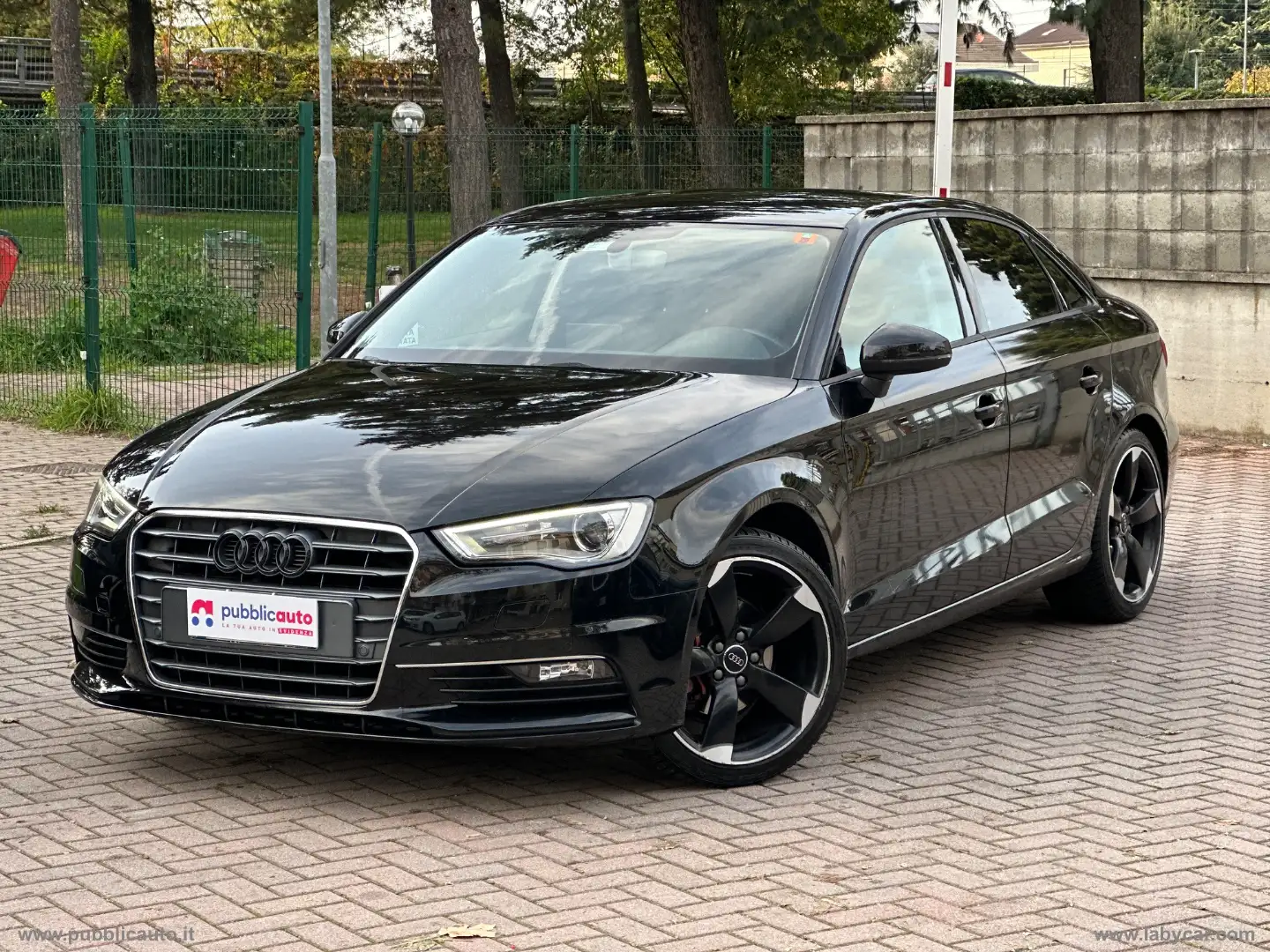 Audi A3 Sedan 1.6 TDI Sport Schwarz - 1