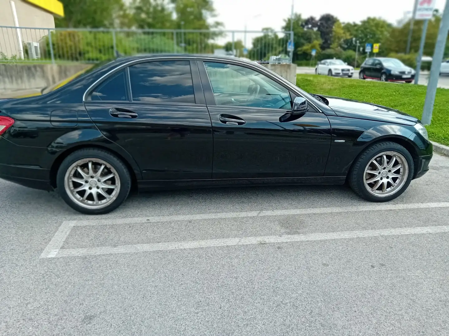 Mercedes-Benz 180 Schwarz - 2