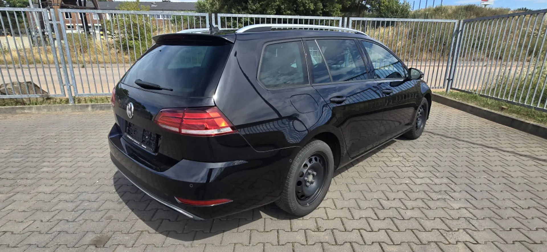 Volkswagen Golf 1.0 TSI IQ.DRIVE Navi Kamera AHK ACC SHZ Fekete - 2