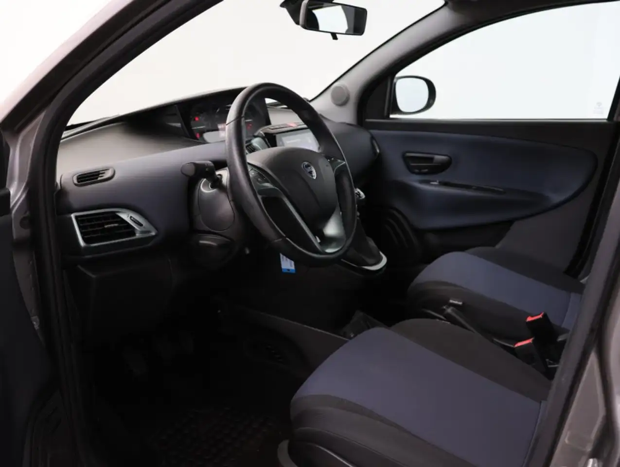 Lancia Ypsilon 2024 — фото 9