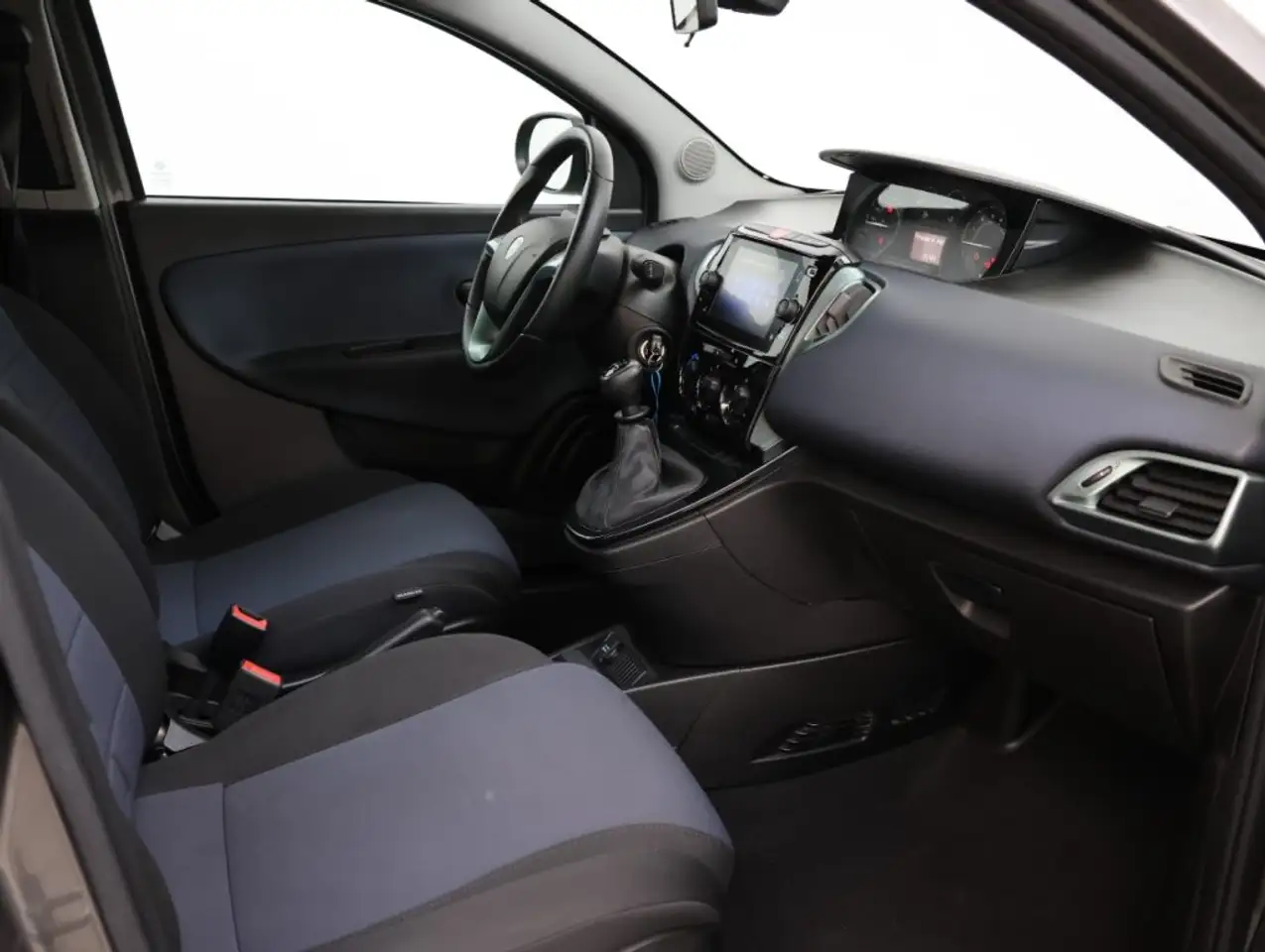 Lancia Ypsilon 2024 — фото 12