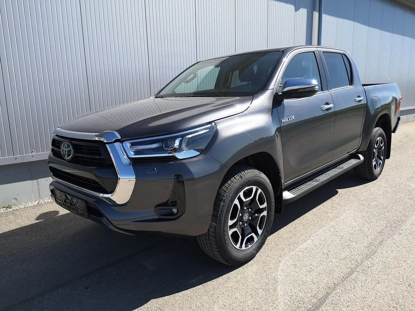 Toyota Hilux Double Cab 2,8D 4WD A/T 150 kW (204 PS), Automatik Серый - 1