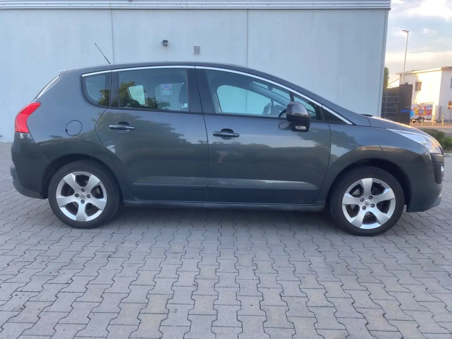 Peugeot 3008 Premium. Top Zustand, Panorama Dach. Grijs - 1