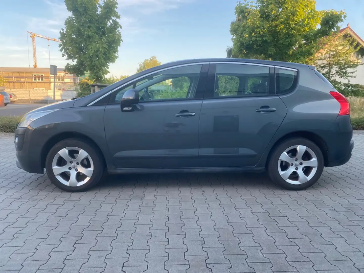 Peugeot 3008 Premium. Top Zustand, Panorama Dach. Grijs - 2