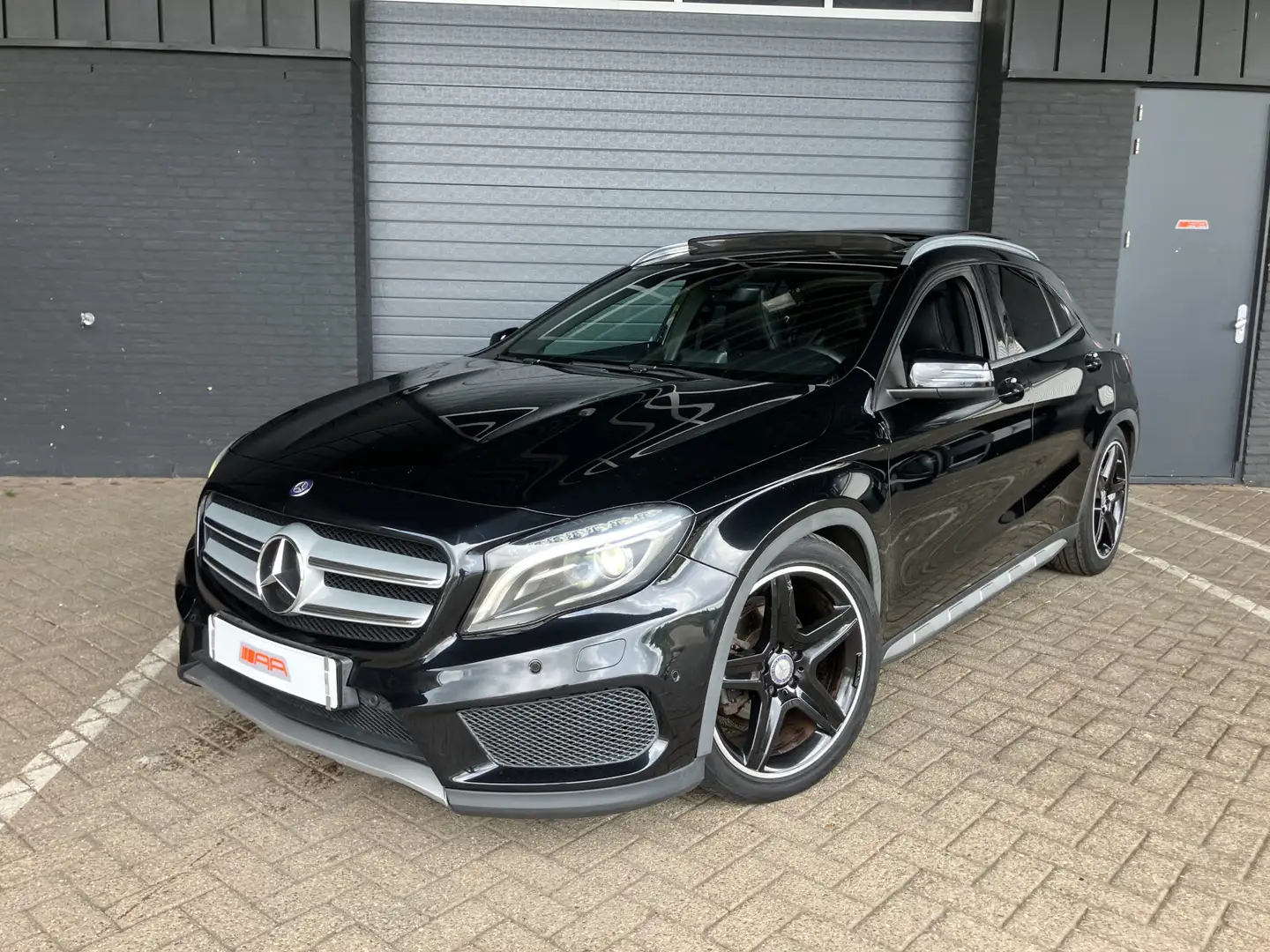Mercedes-Benz GLA 200 CDI Edition 1 ///AMG-PANO-VOLL - 2