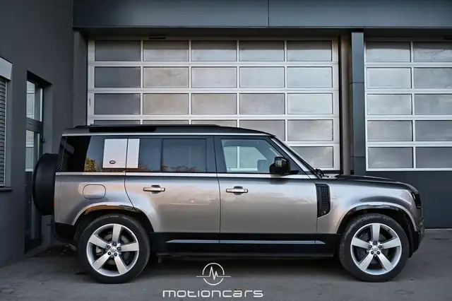 Land Rover Defender view 5