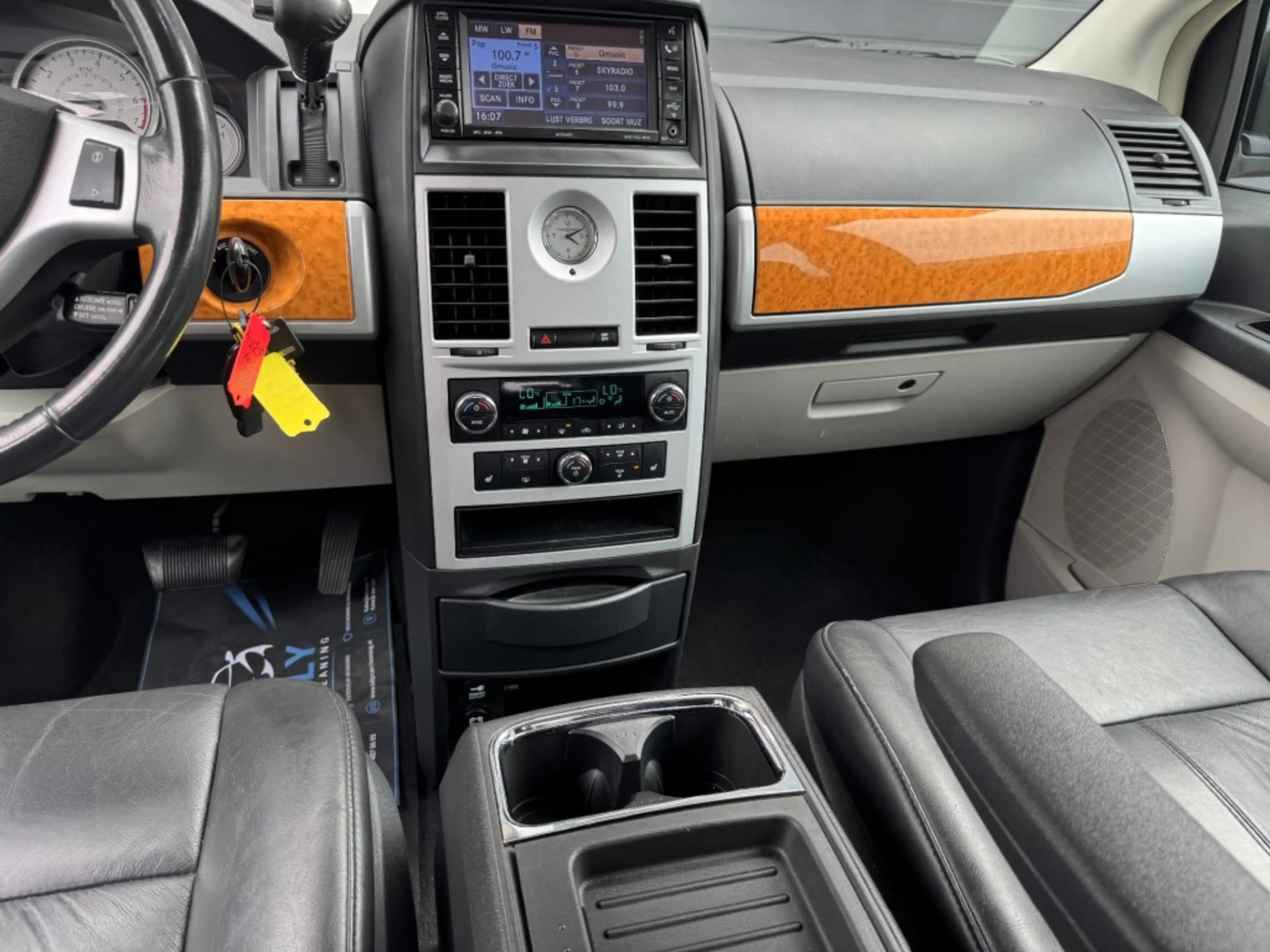 Chrysler Grand Voyager 3.8i Limited — photo 13