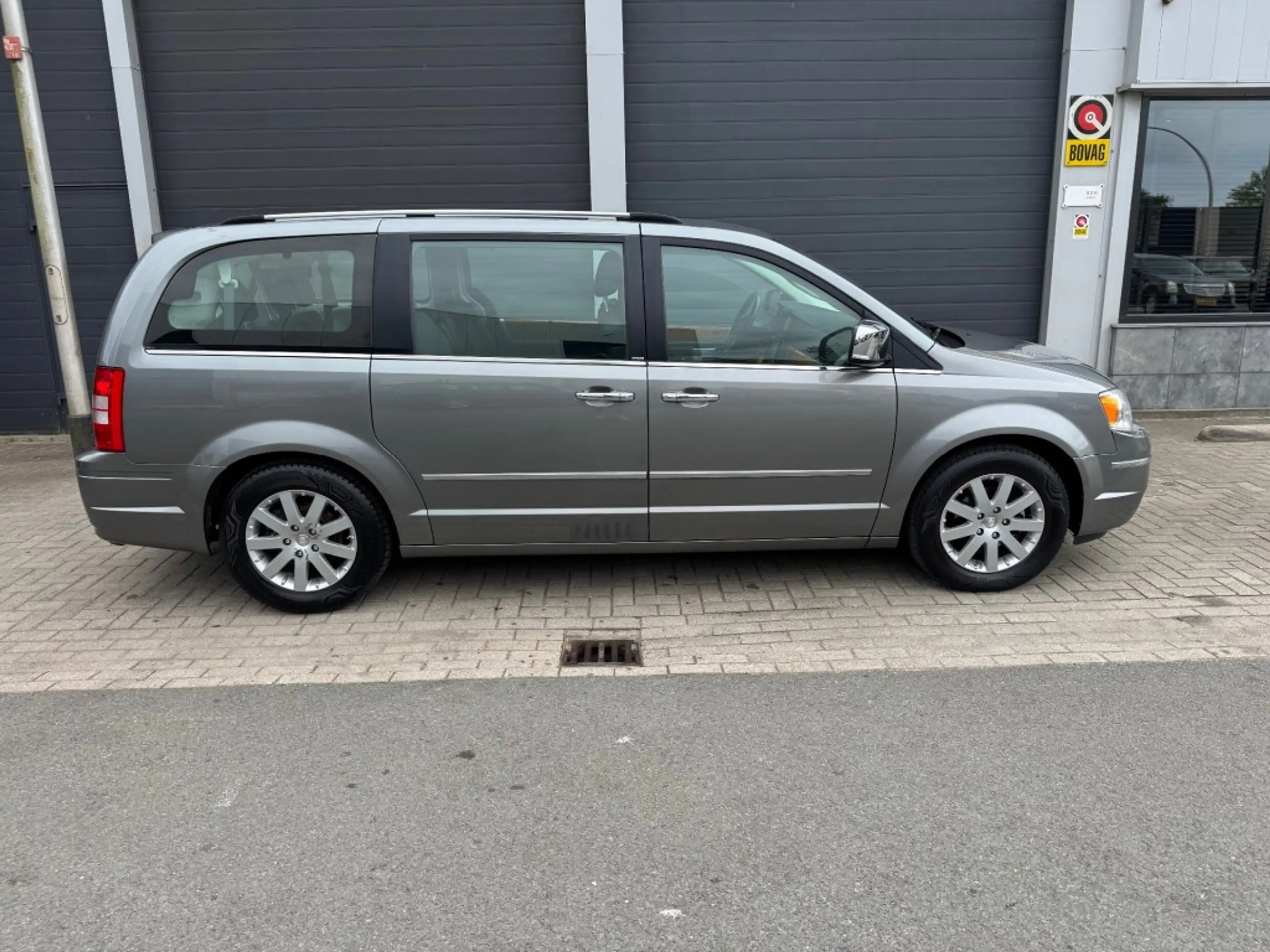 Chrysler Grand Voyager 3.8i Limited — photo 5