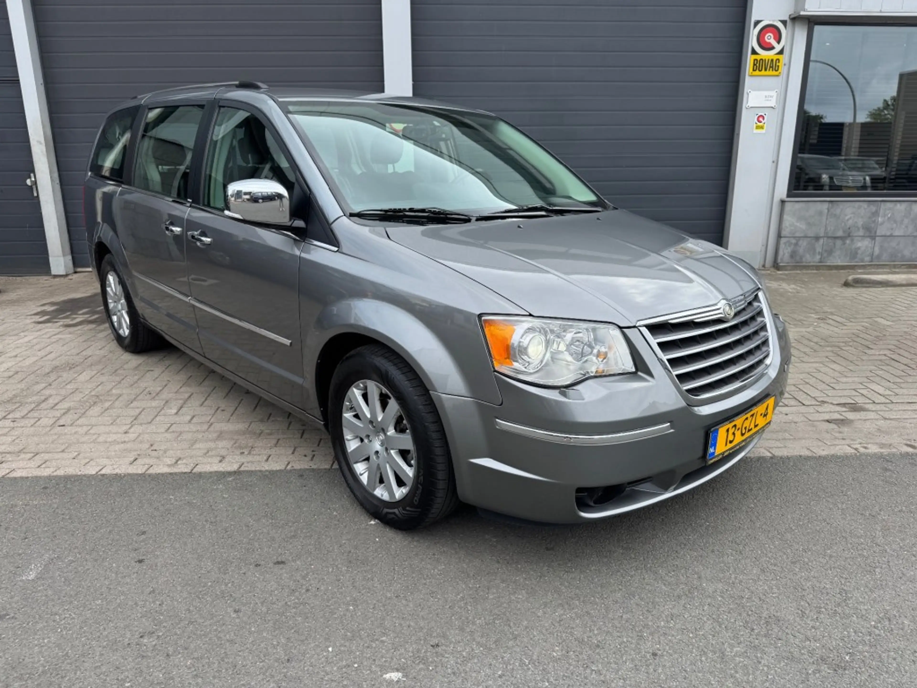 Chrysler Grand Voyager 3.8i Limited — photo 2