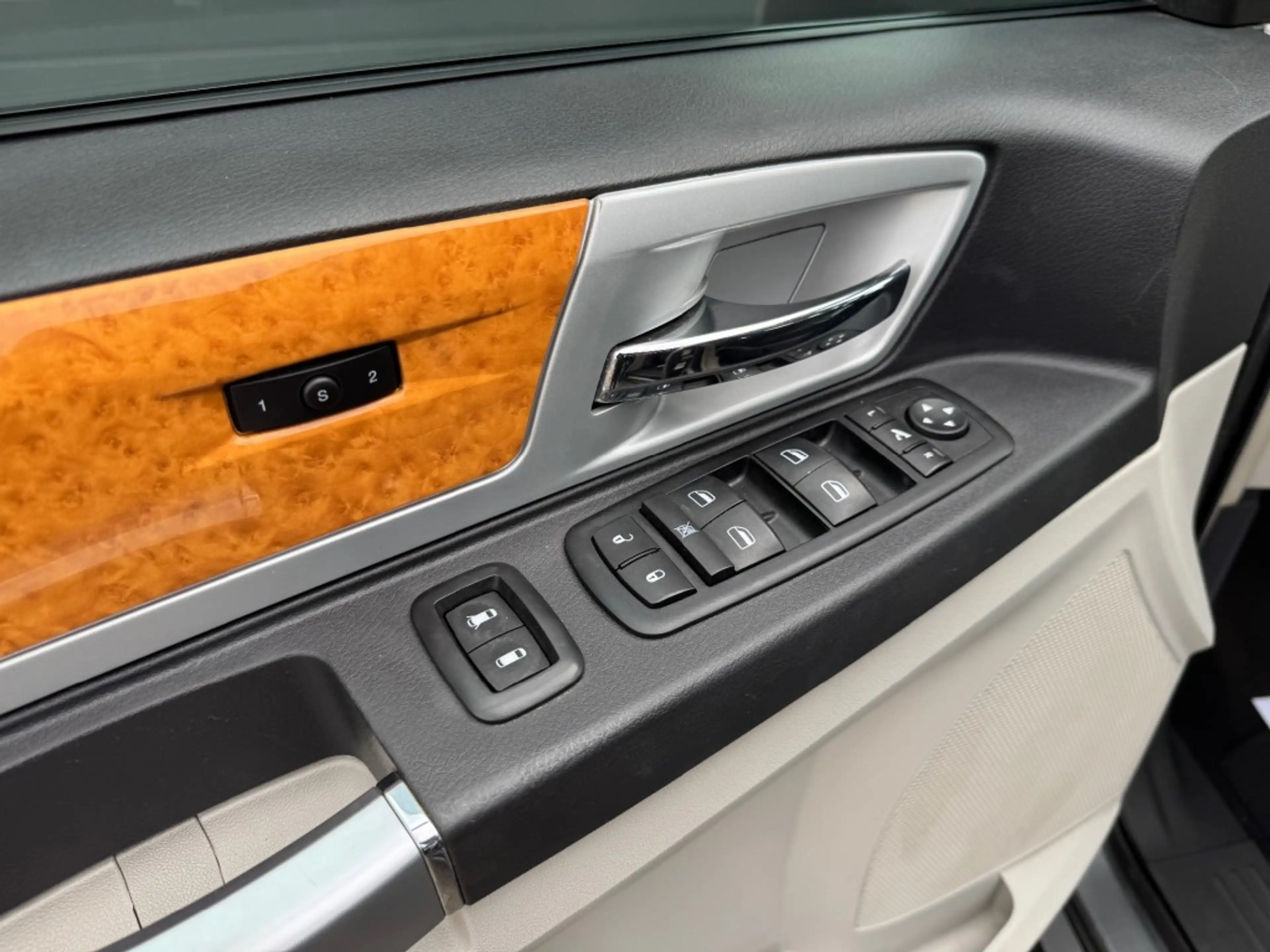 Chrysler Grand Voyager 3.8i Limited — photo 15