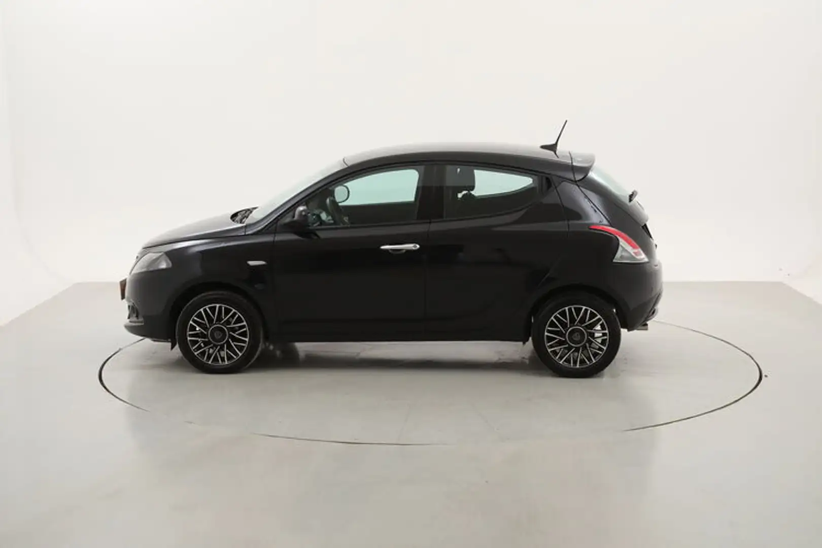 Lancia Ypsilon Hybrid Platino 1.0 Mild Hybrid 70CV Чорний - 2