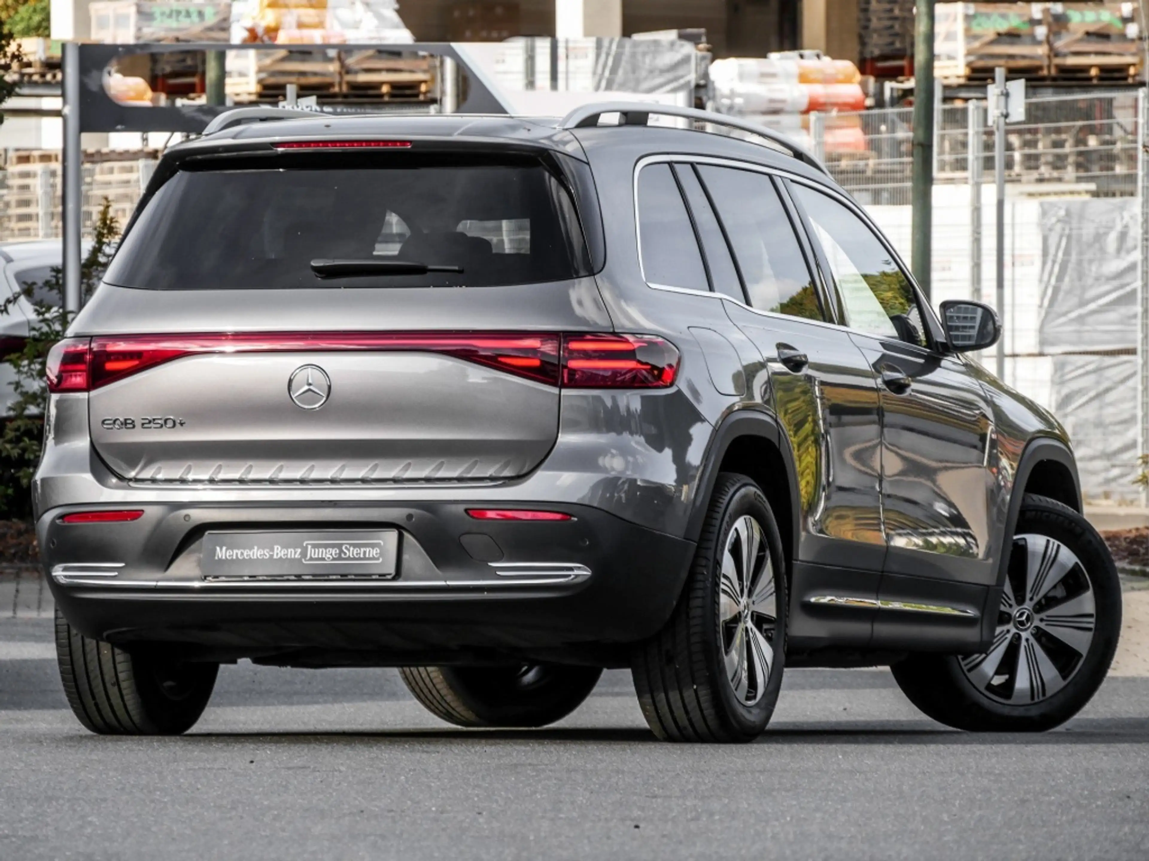 Mercedes-Benz EQB 250 + Progressive/Pano/Distr/Ambi/Totw/LED/18 — photo 3