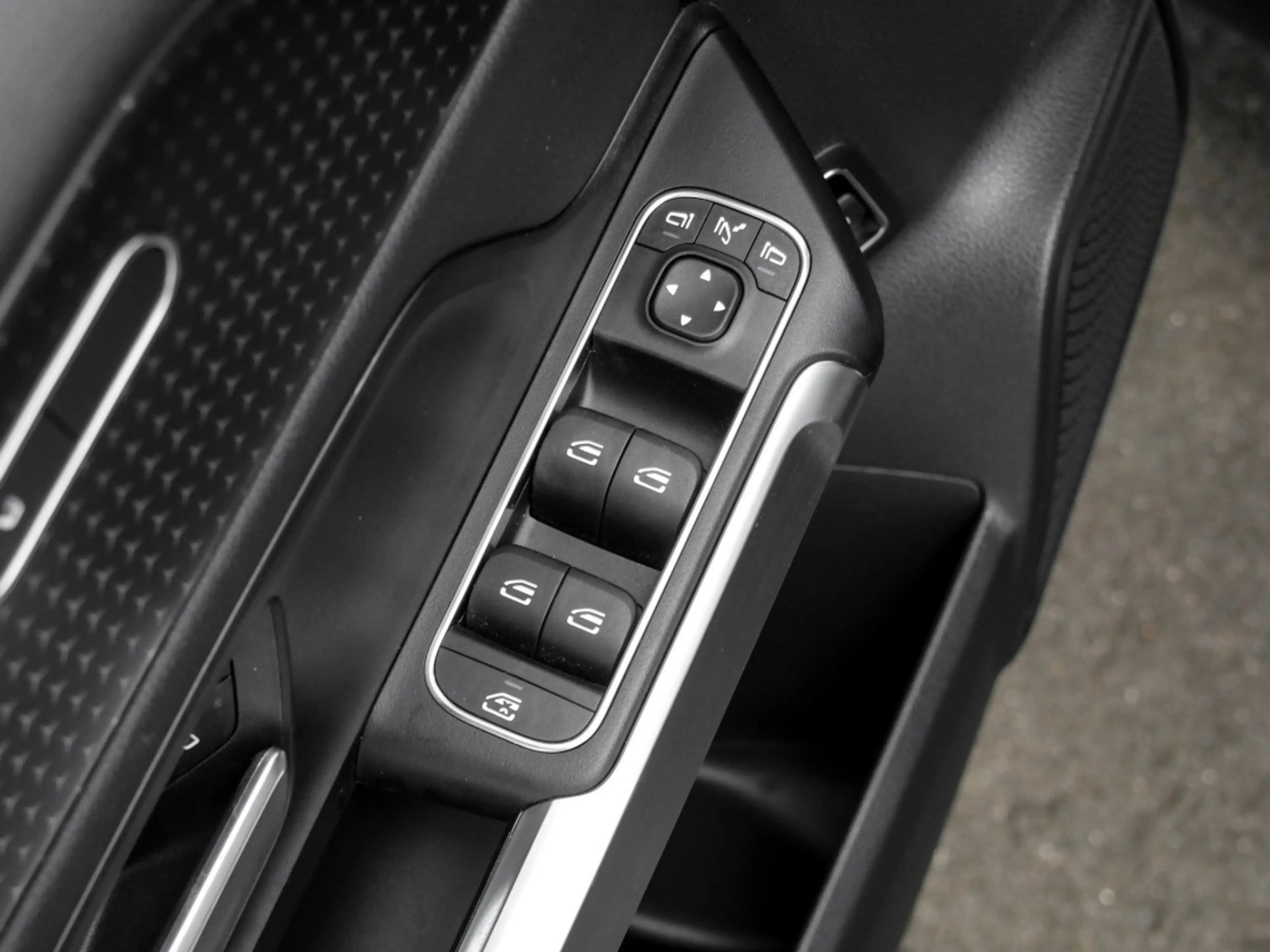 Mercedes-Benz EQB 250 + Progressive/Pano/Distr/Ambi/Totw/LED/18 — photo 15