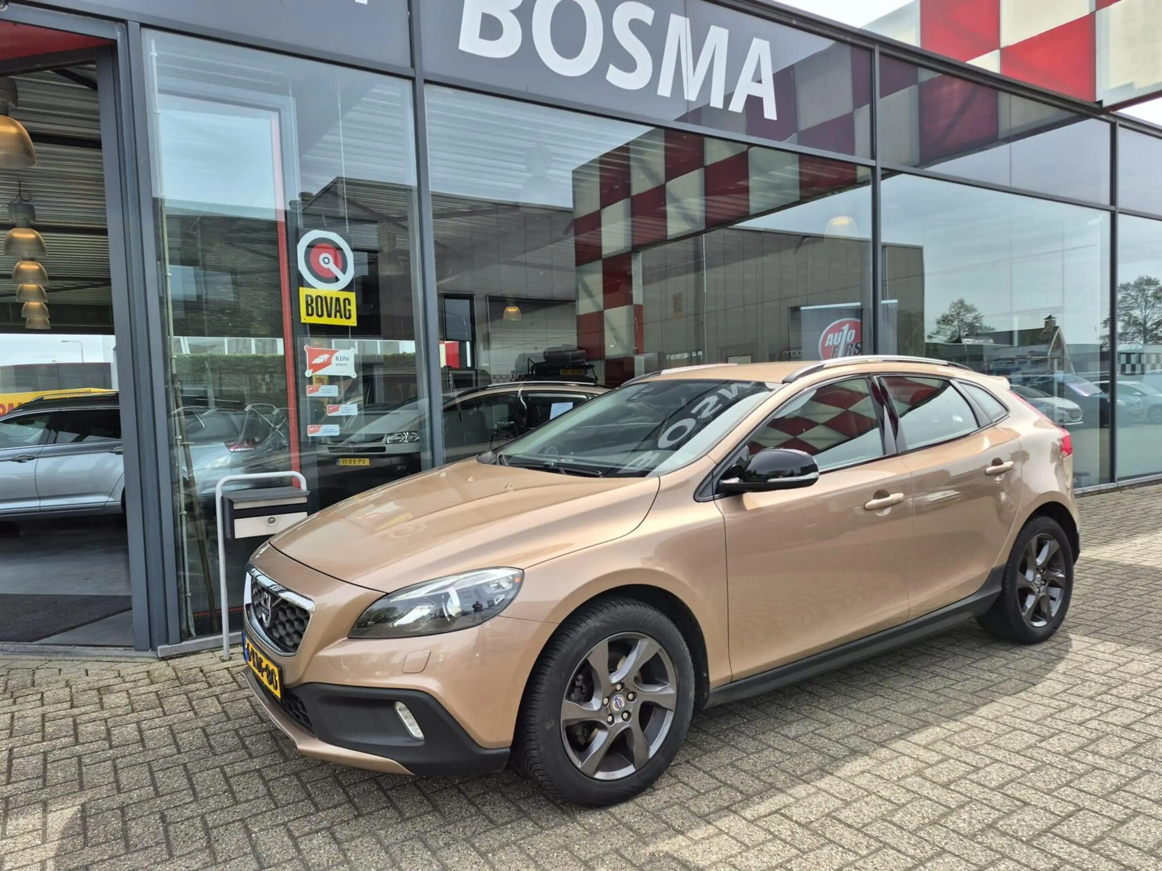 Volvo V40 Cross Country 1.6 T4 Momentum — photo 4