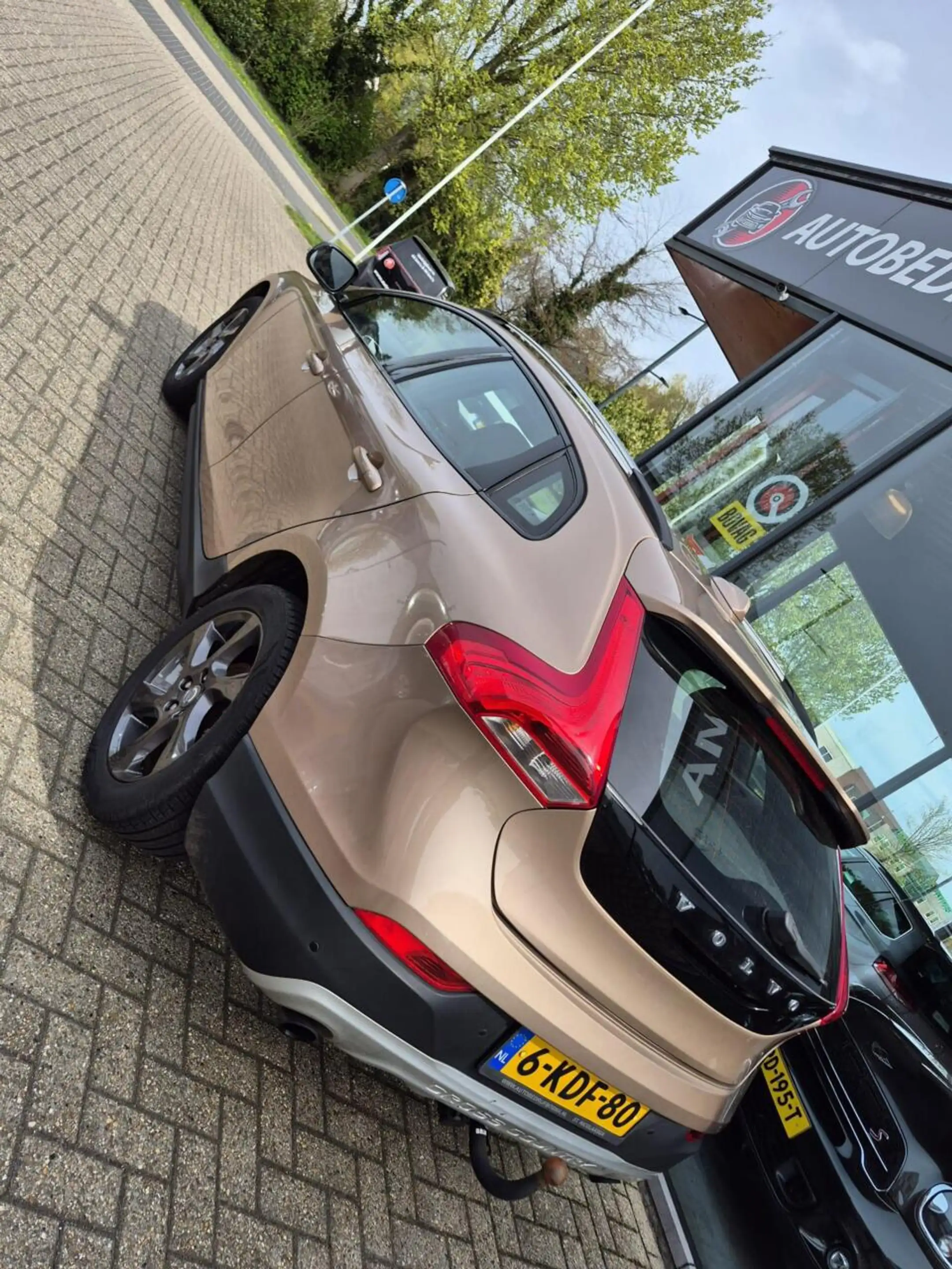 Volvo V40 Cross Country 1.6 T4 Momentum — photo 12