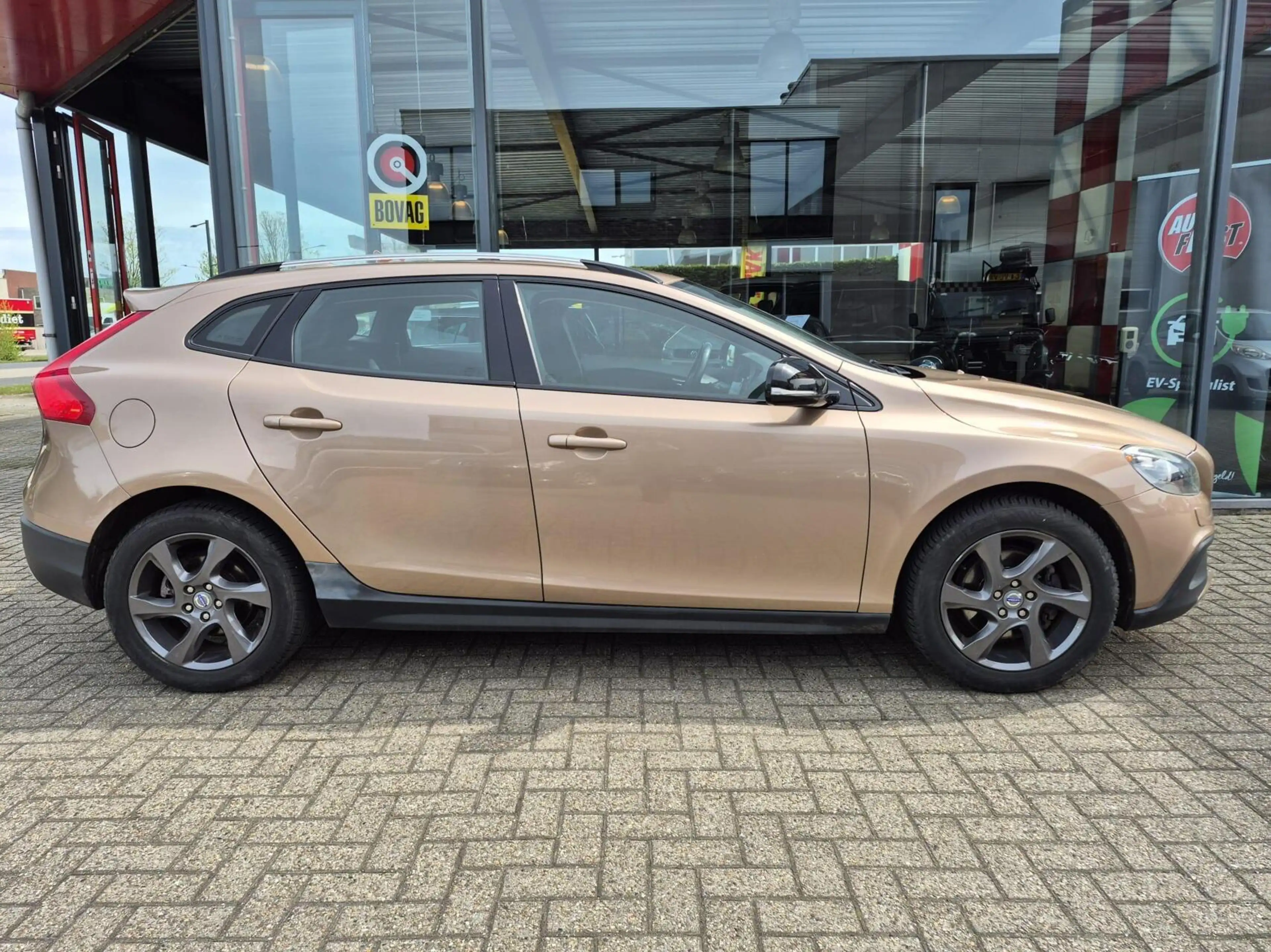 Volvo V40 Cross Country 1.6 T4 Momentum — photo 8
