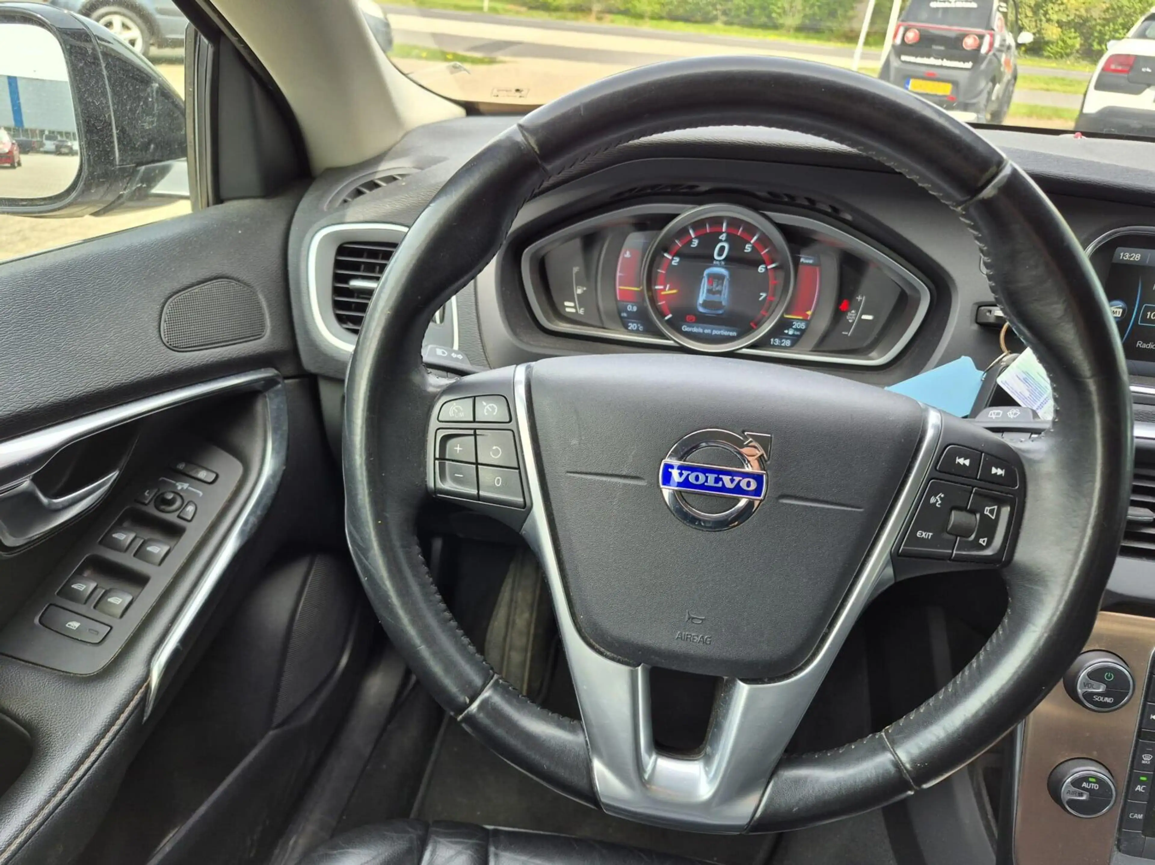 Volvo V40 Cross Country 1.6 T4 Momentum — photo 20